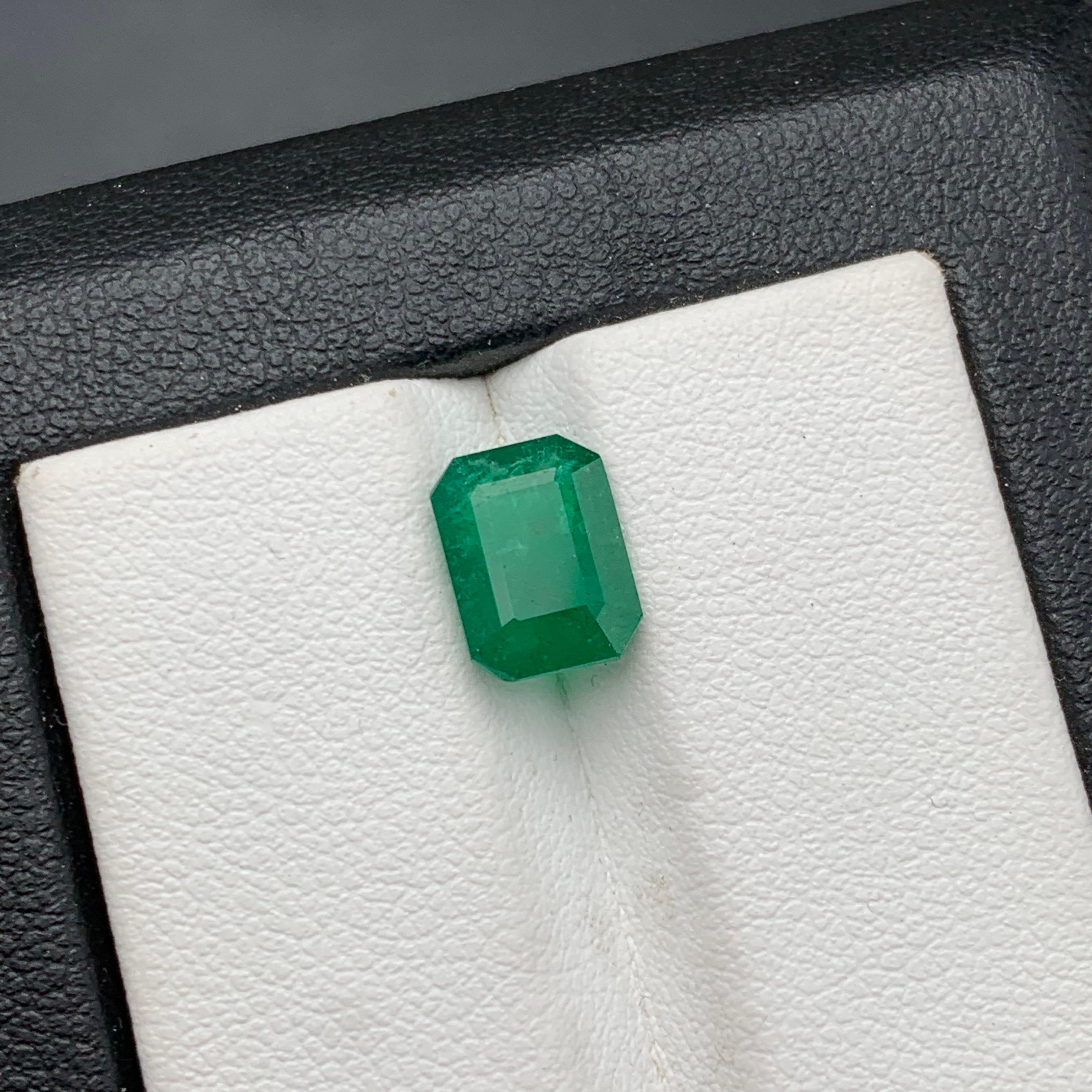 Rich Green Natural Emerald Ring Loose Gemstone 2.05 Ct Octagon Cut for Jewelry In New Condition For Sale In Peshawar, PK