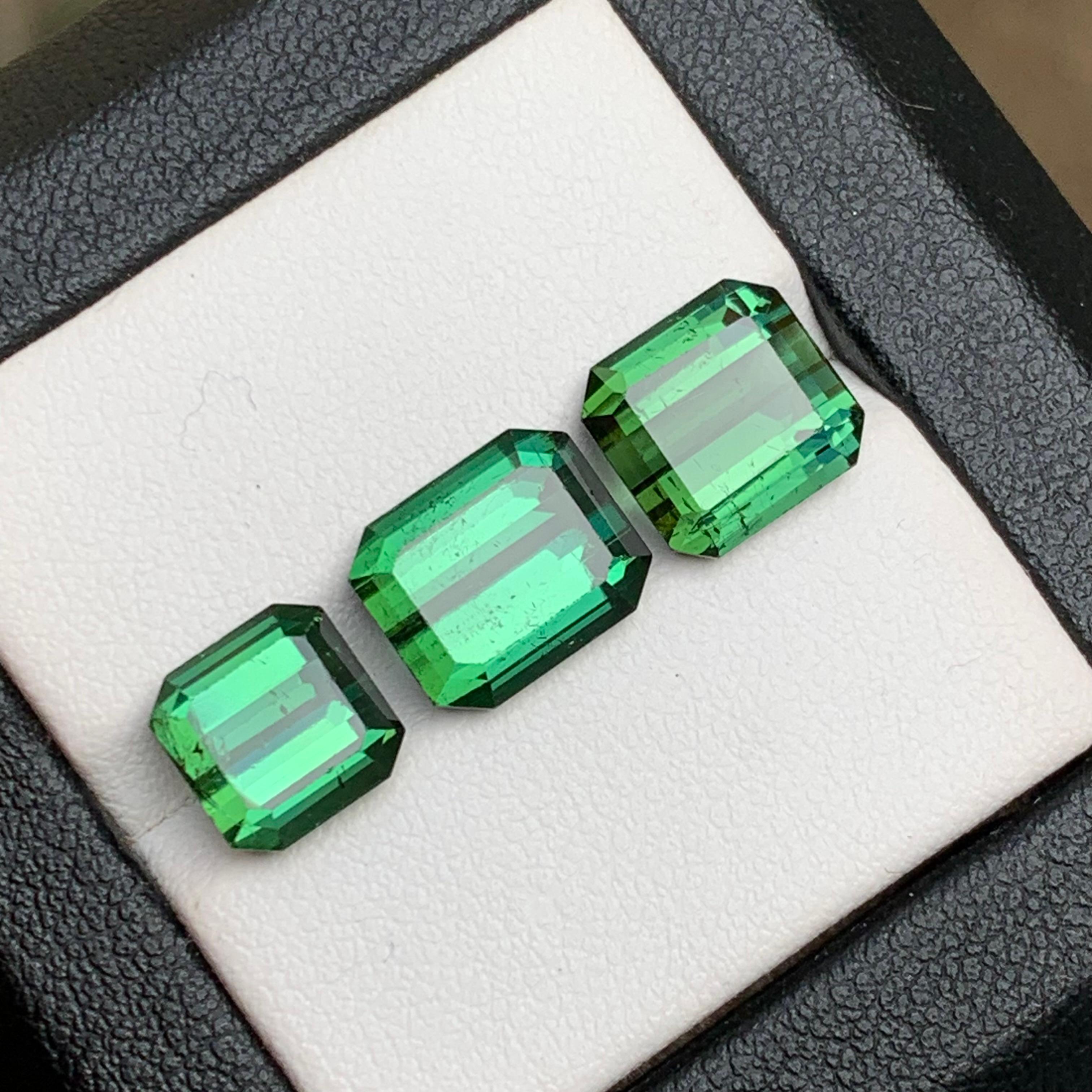 Tourmaline verte naturelle de 12,10 carats pour la fabrication de bijoux Unisexe en vente