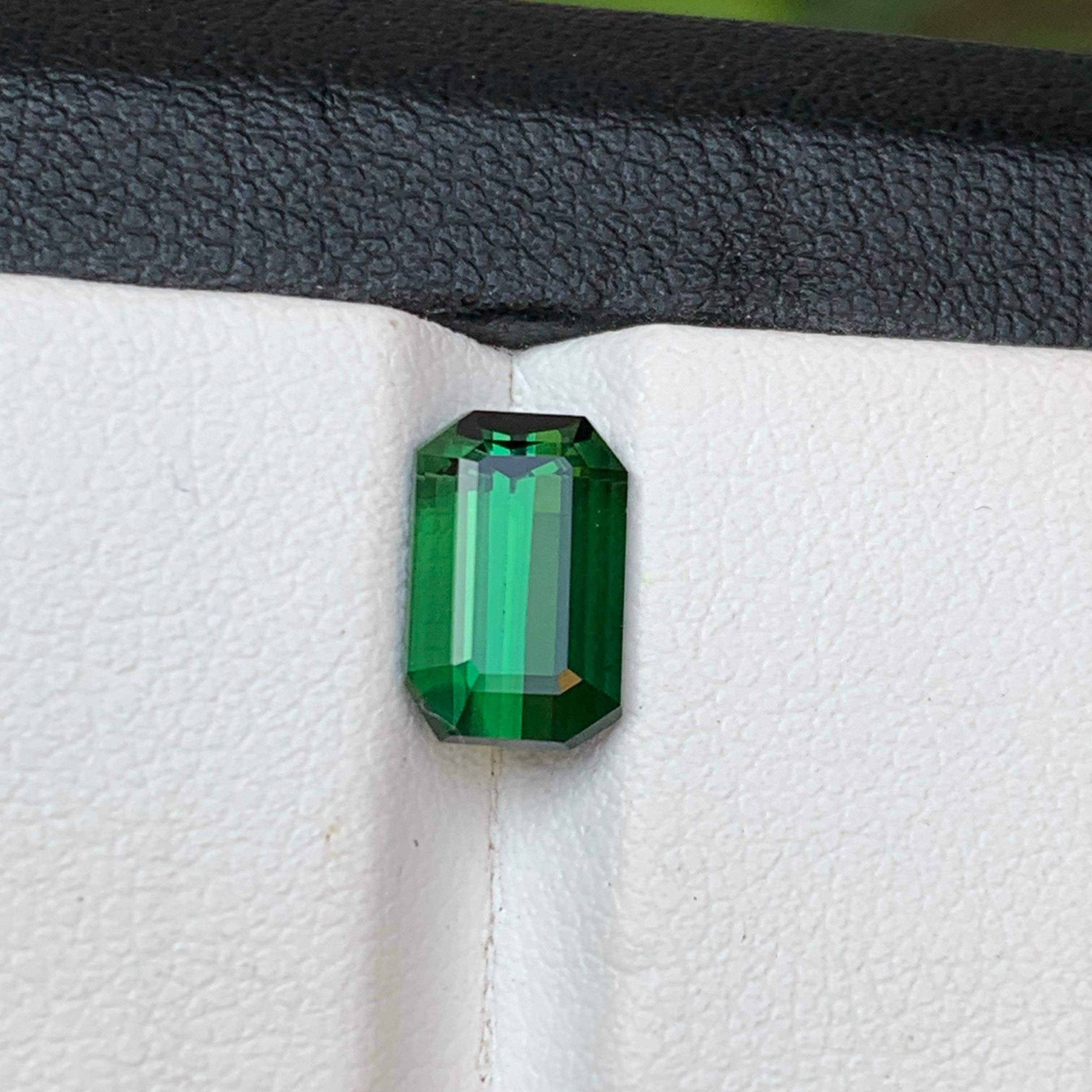 Tourmaline verte naturelle en vrac - Taille émeraude d'Afghanistan !

💎 TYPE DE PIERRE PRÉCIEUSE : Tourmaline 
⚖️ POIDS : 2.45 Carats
🪚 SHAPE & CUT : Taille émeraude
📏 TAILLE (MM) : 9,30 x 6,03 x 5,22
🌈 COLOR : Rich Green
🔎 CLARITÉ : Approx Eye