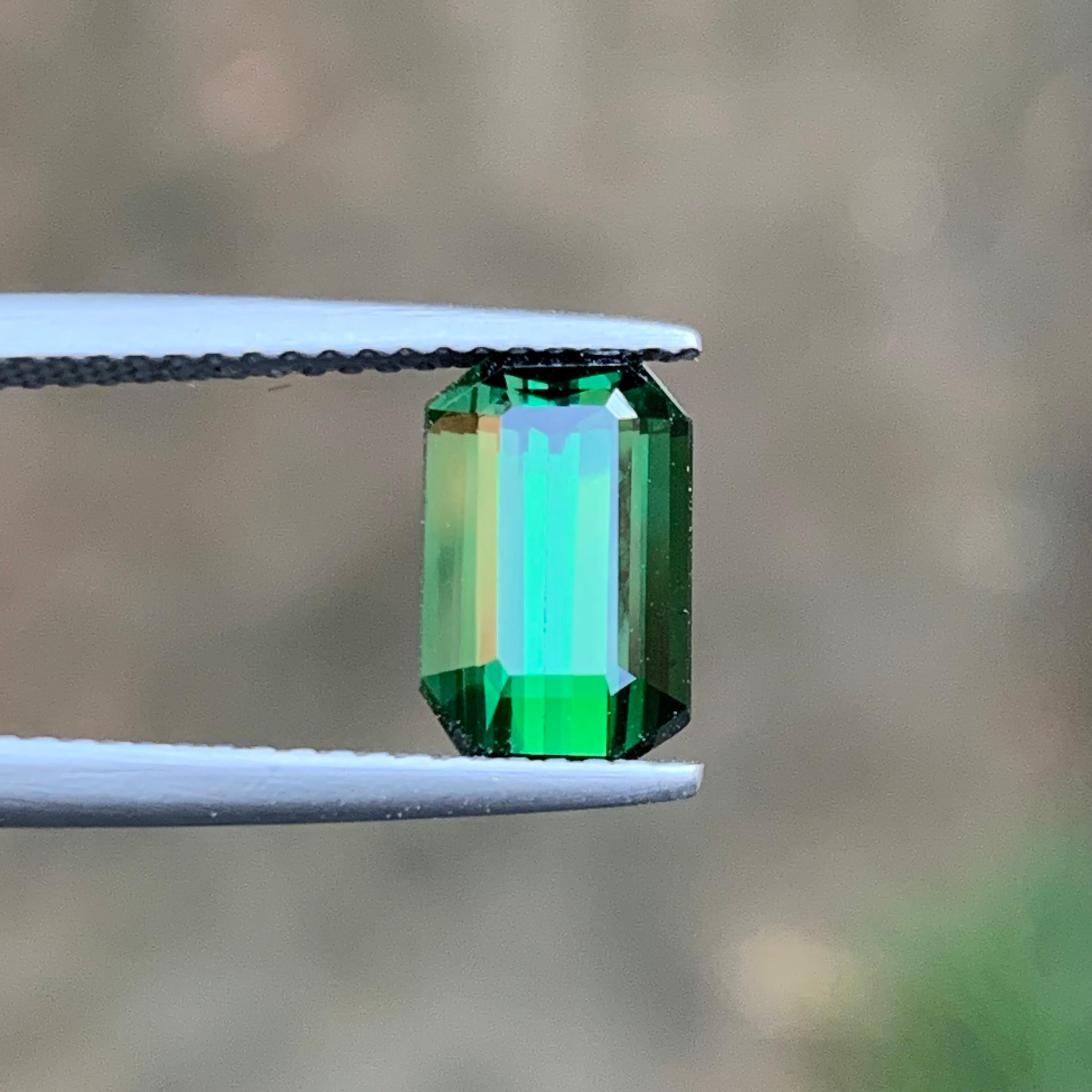 Contemporain Bague en tourmaline naturelle verte riche, pierre précieuse non sertie de 2,45 carats, taille émeraude en vente