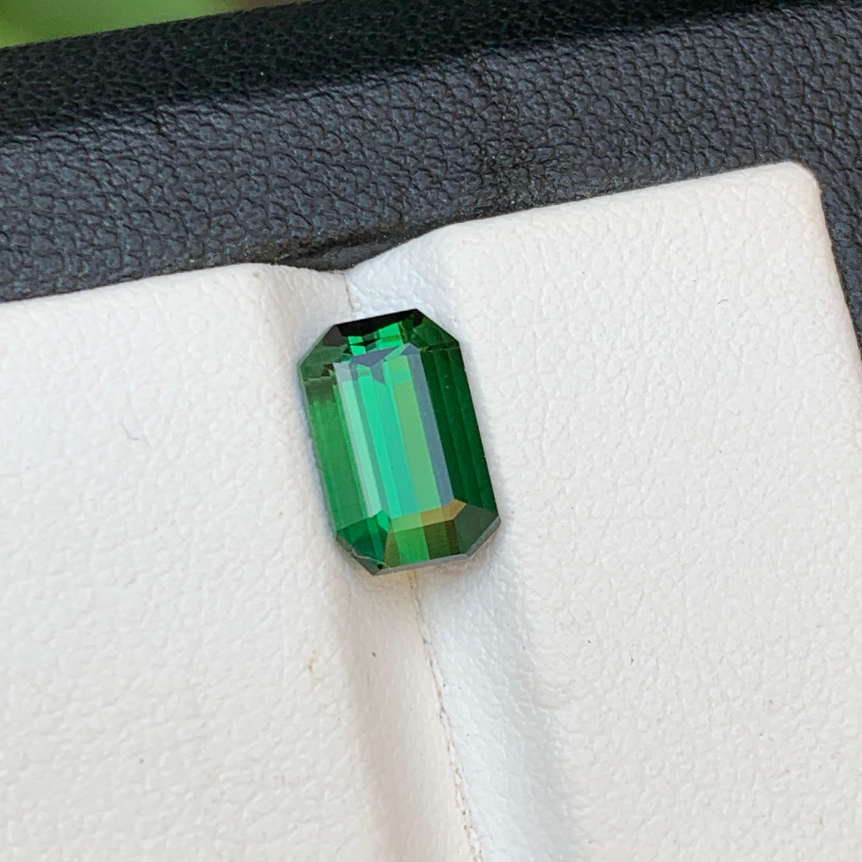 Taille émeraude Bague en tourmaline naturelle verte riche, pierre précieuse non sertie de 2,45 carats, taille émeraude en vente
