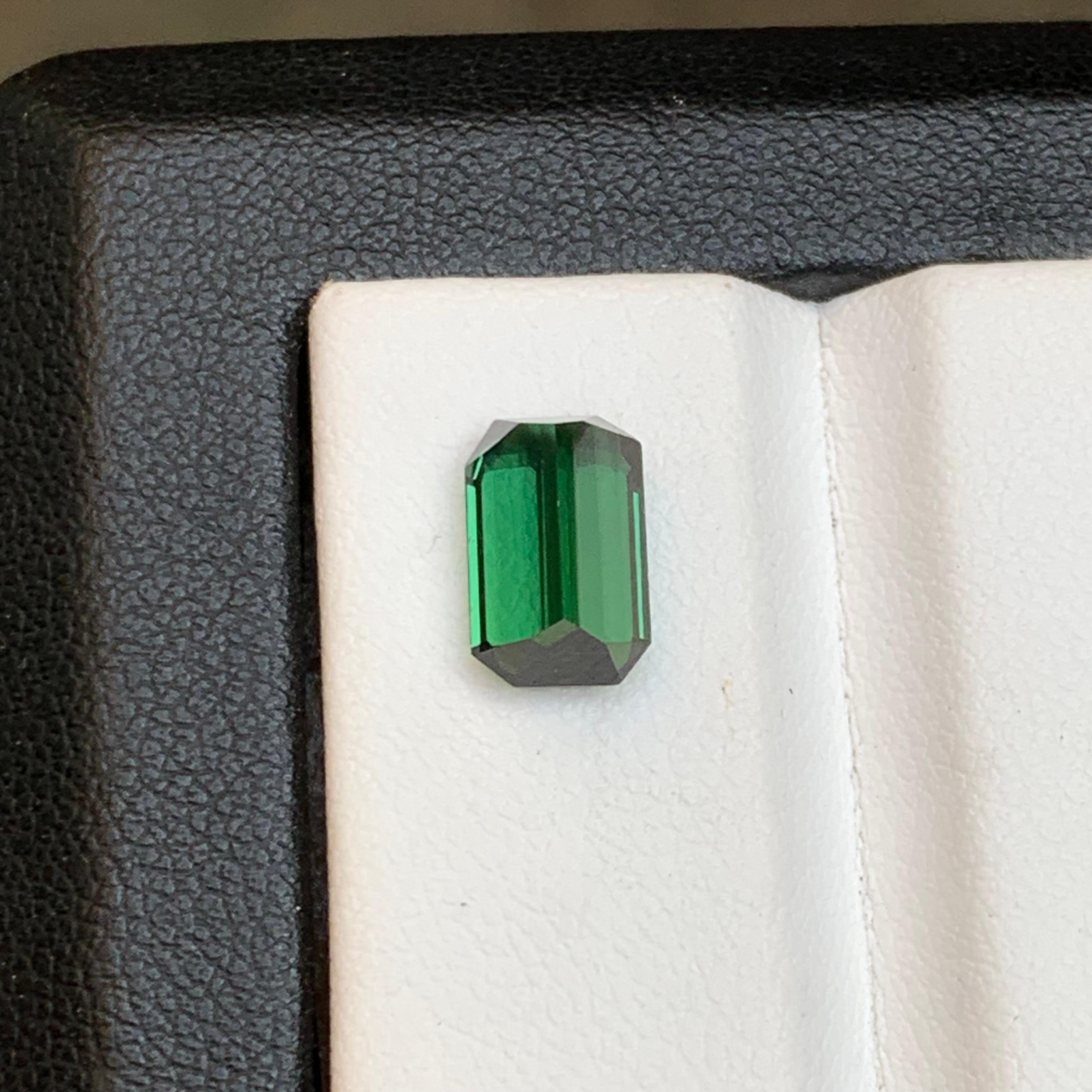 Bague en tourmaline naturelle verte riche, pierre précieuse non sertie de 2,45 carats, taille émeraude Unisexe en vente