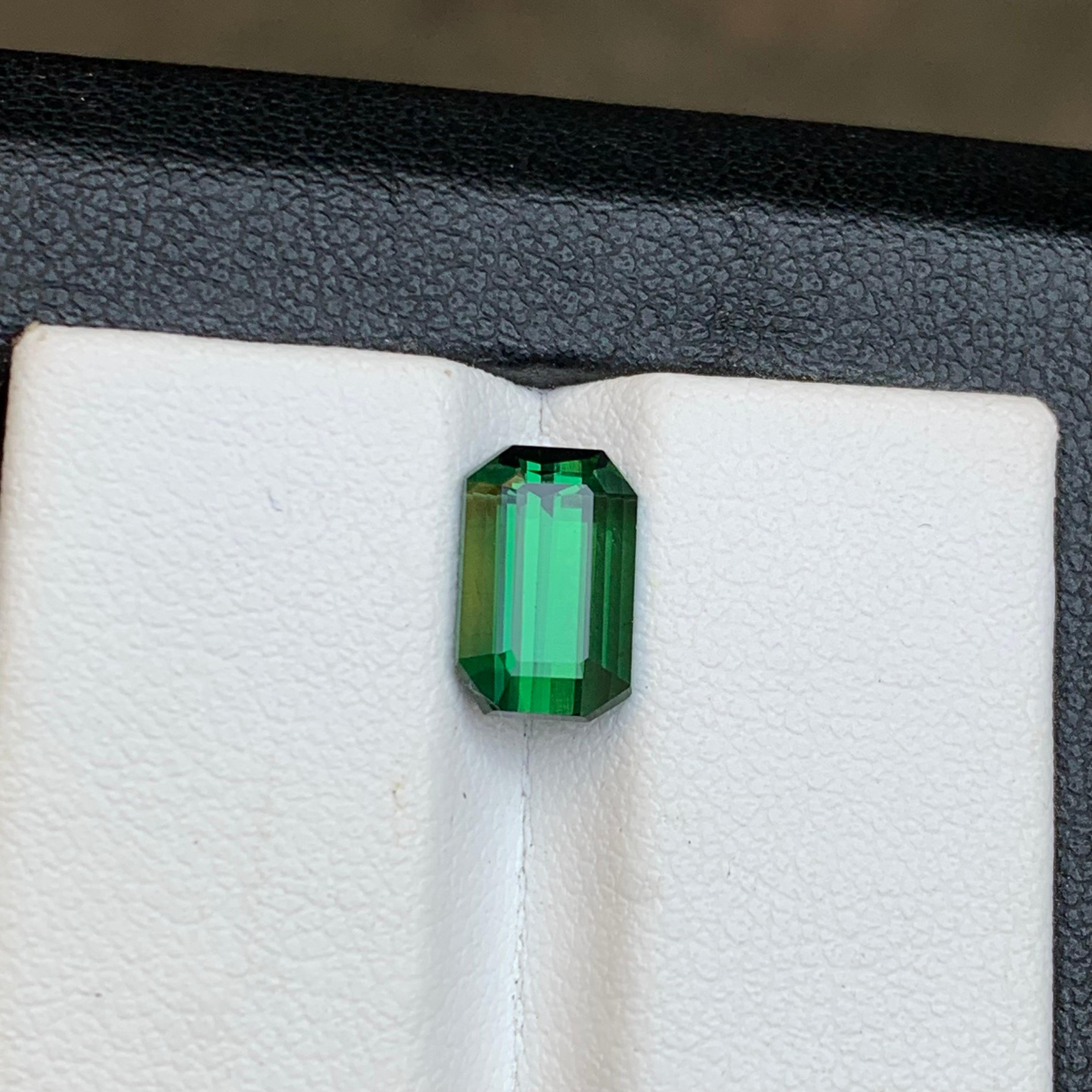 Bague en tourmaline naturelle verte riche, pierre précieuse non sertie de 2,45 carats, taille émeraude en vente 2