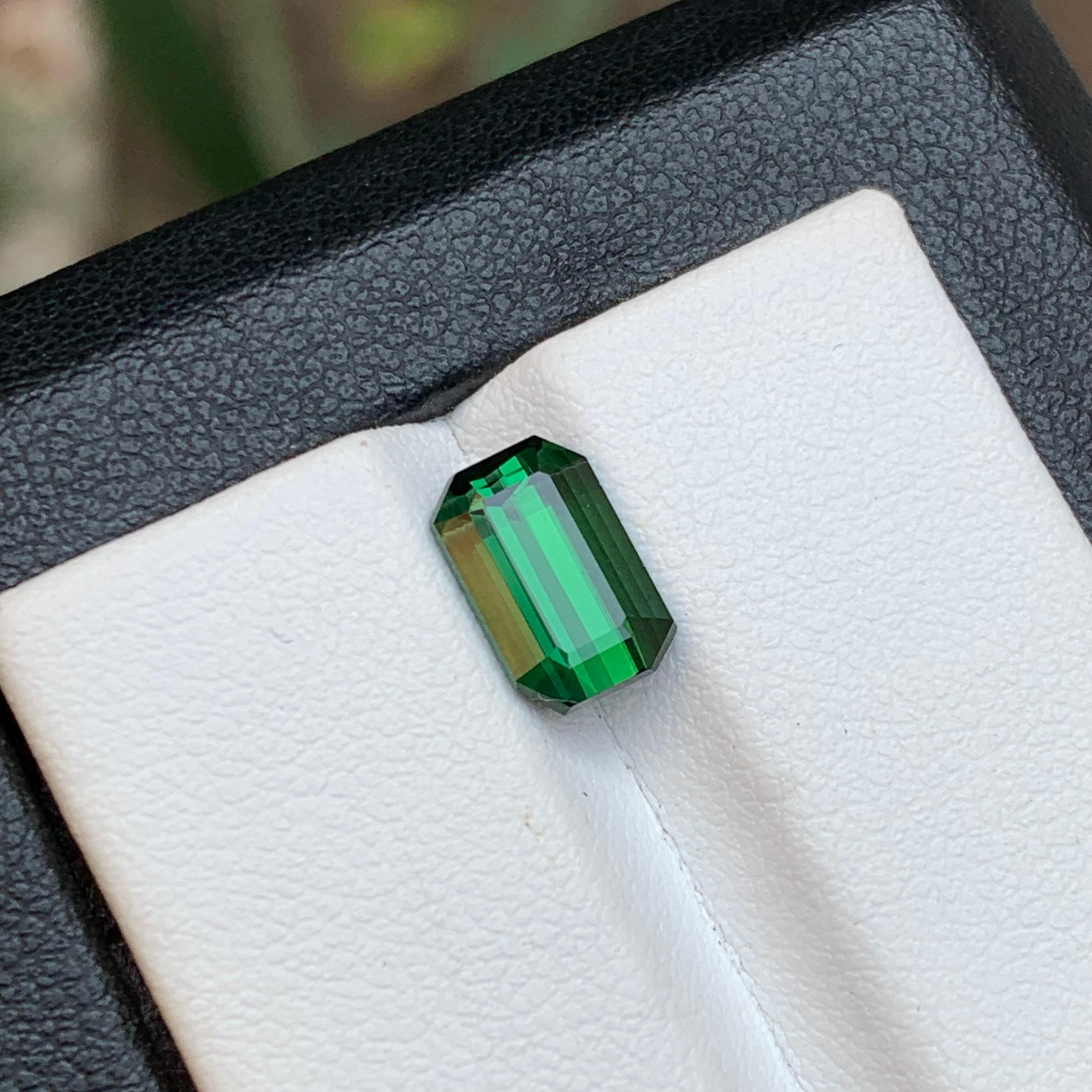 Bague en tourmaline naturelle verte riche, pierre précieuse non sertie de 2,45 carats, taille émeraude en vente 3