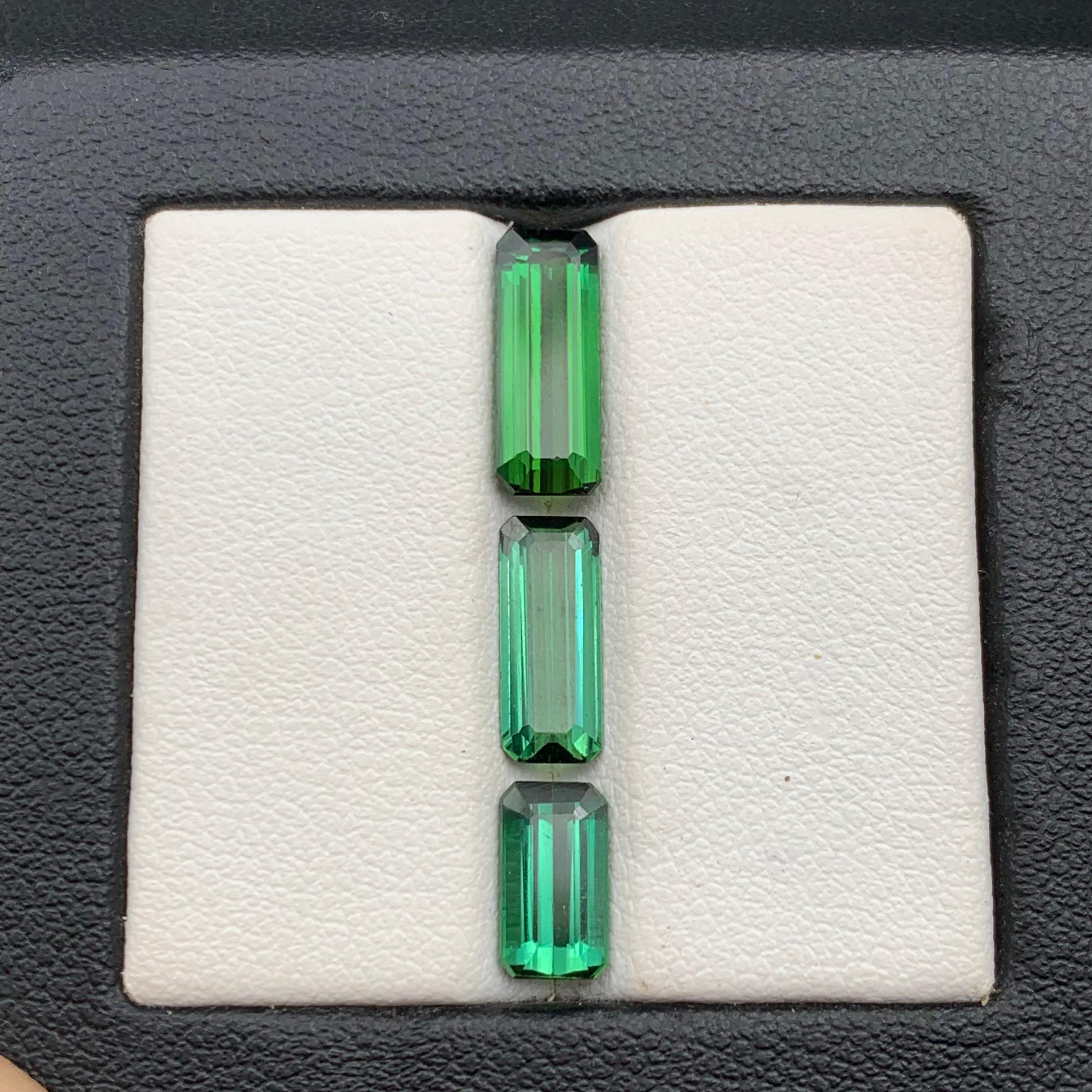 Rich Green Natural Tourmaline Ring Loose Gemstones 4.5 Ct Emerald Cut-Jewellery In New Condition For Sale In Peshawar, PK