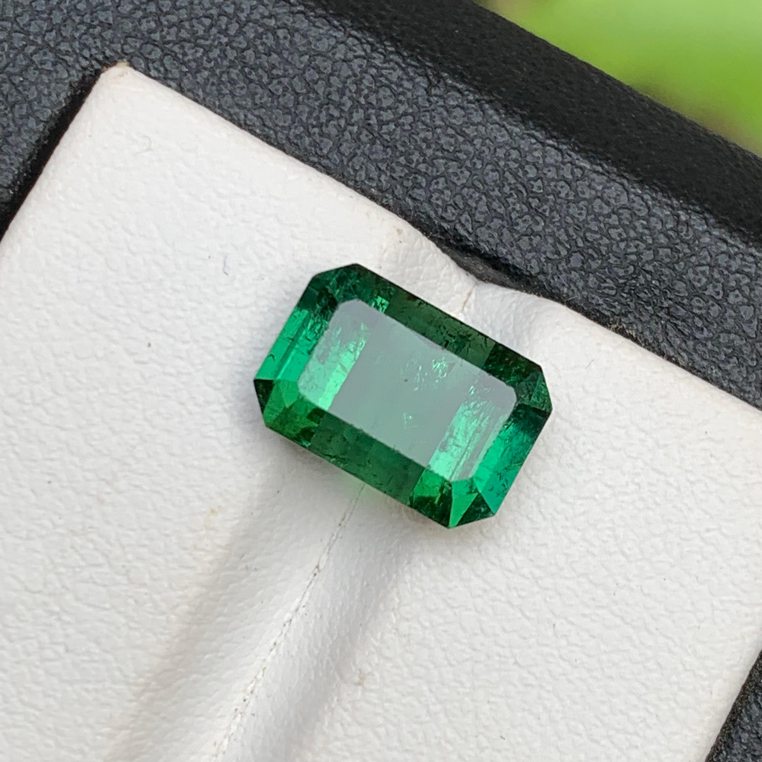 Gema suelta de turmalina natural verde intenso para anillo, colgante de collar o cualquier otro adorno de joyería: ¡¡¡Corte esmeralda de Kunar Afganistán!!!

💎 TIPO DE PIEDRA PRECIOSA: Turmalina
⚖️ PESO:  4,85 quilates
🪚 FORMA Y TALLADO: Talla