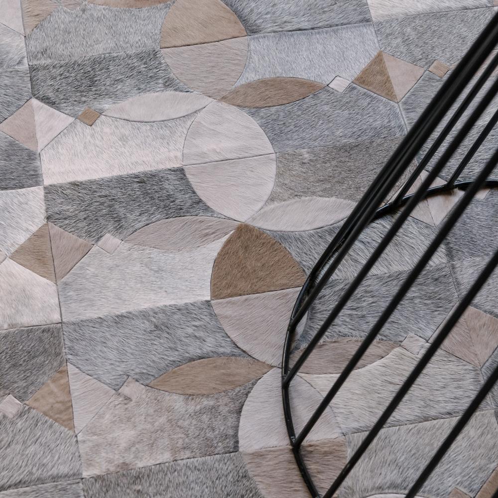 Alfombra de piel de vaca de color gris topo y gris neutro Camino Pequeña en venta 2