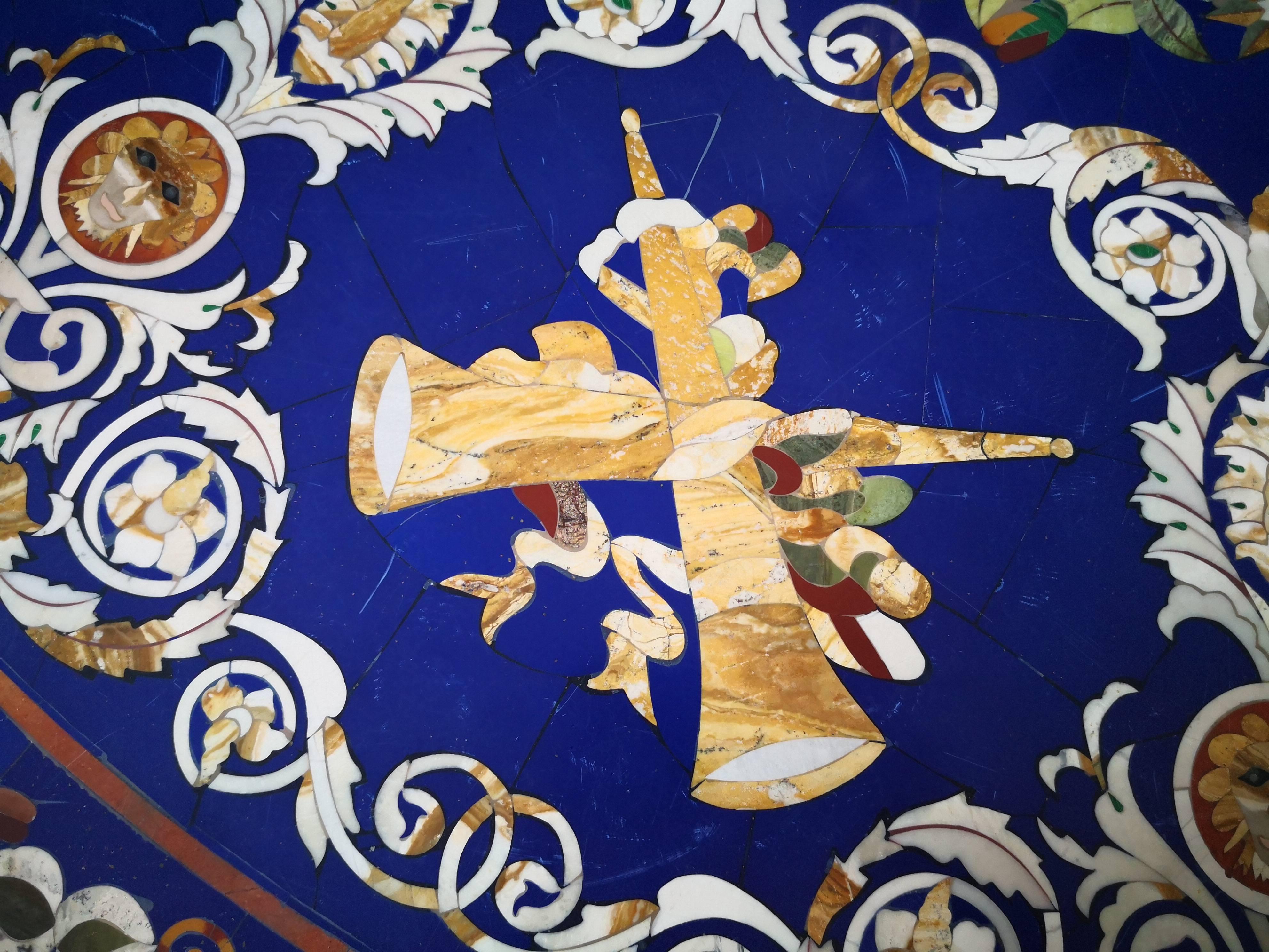 Plateau de table riche en lapis-lazuli et pierres incrustées de Pietre Dure en vente 4