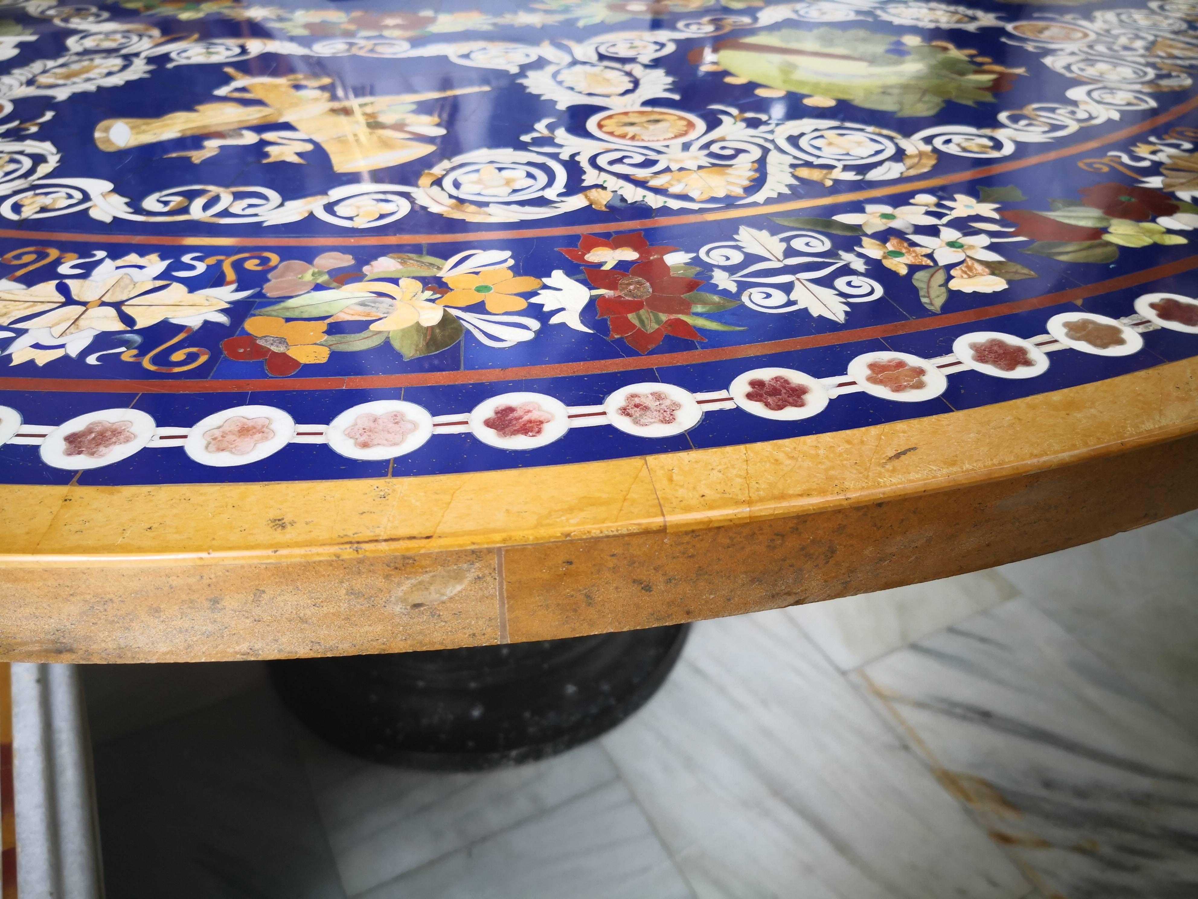 italien Plateau de table riche en lapis-lazuli et pierres incrustées de Pietre Dure en vente