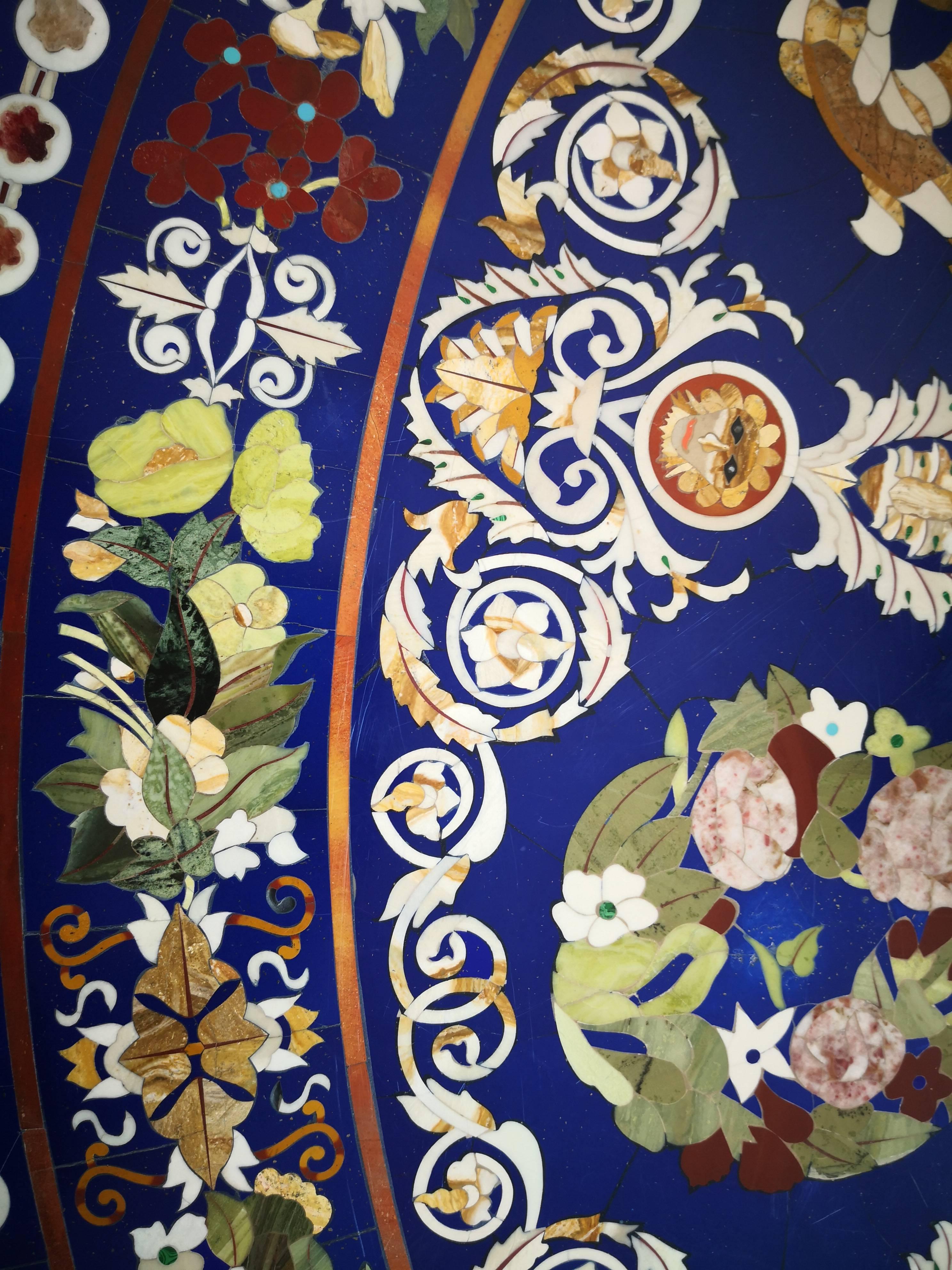 Pierre Plateau de table riche en lapis-lazuli et pierres incrustées de Pietre Dure en vente