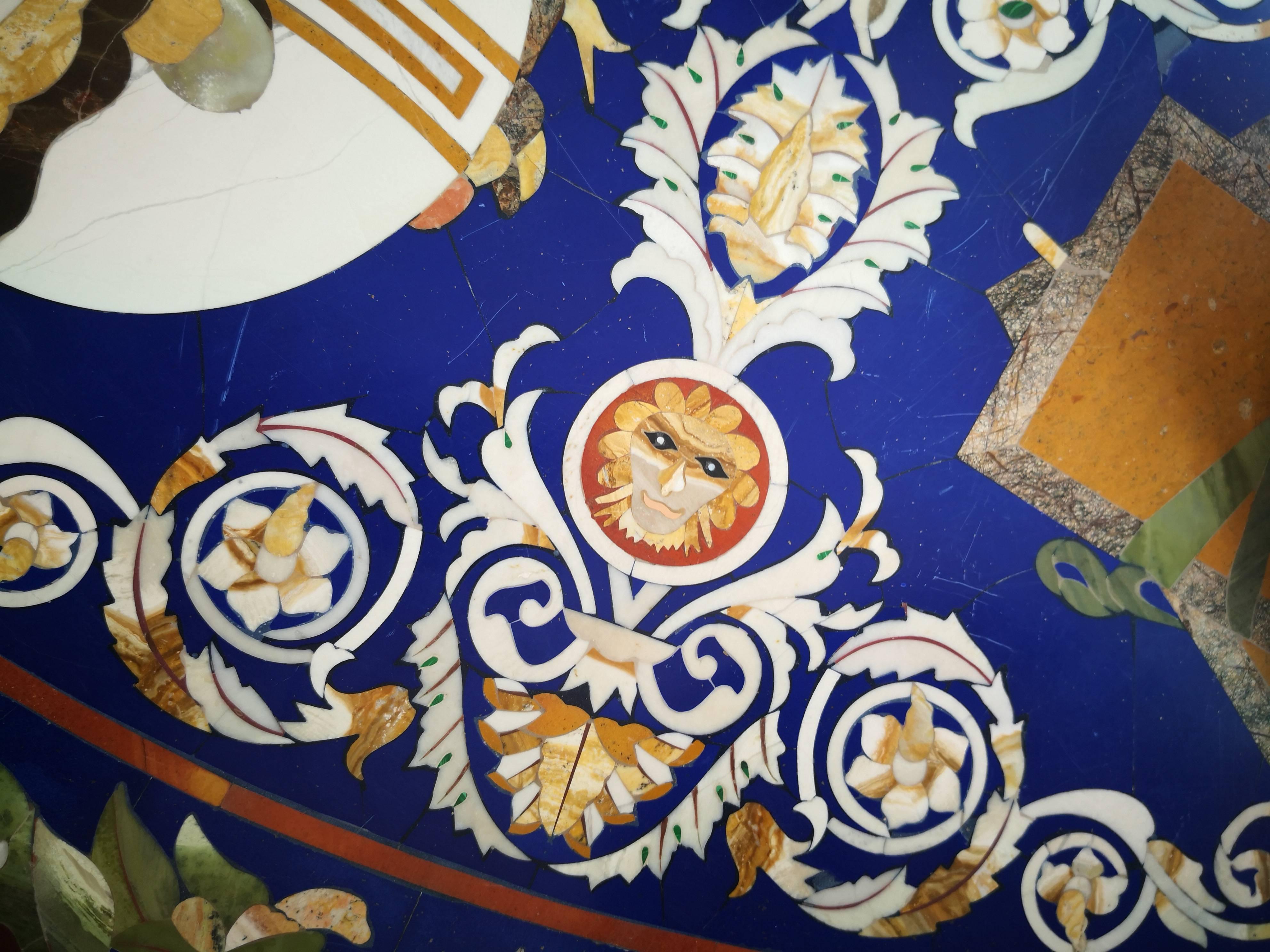 Plateau de table riche en lapis-lazuli et pierres incrustées de Pietre Dure en vente 2