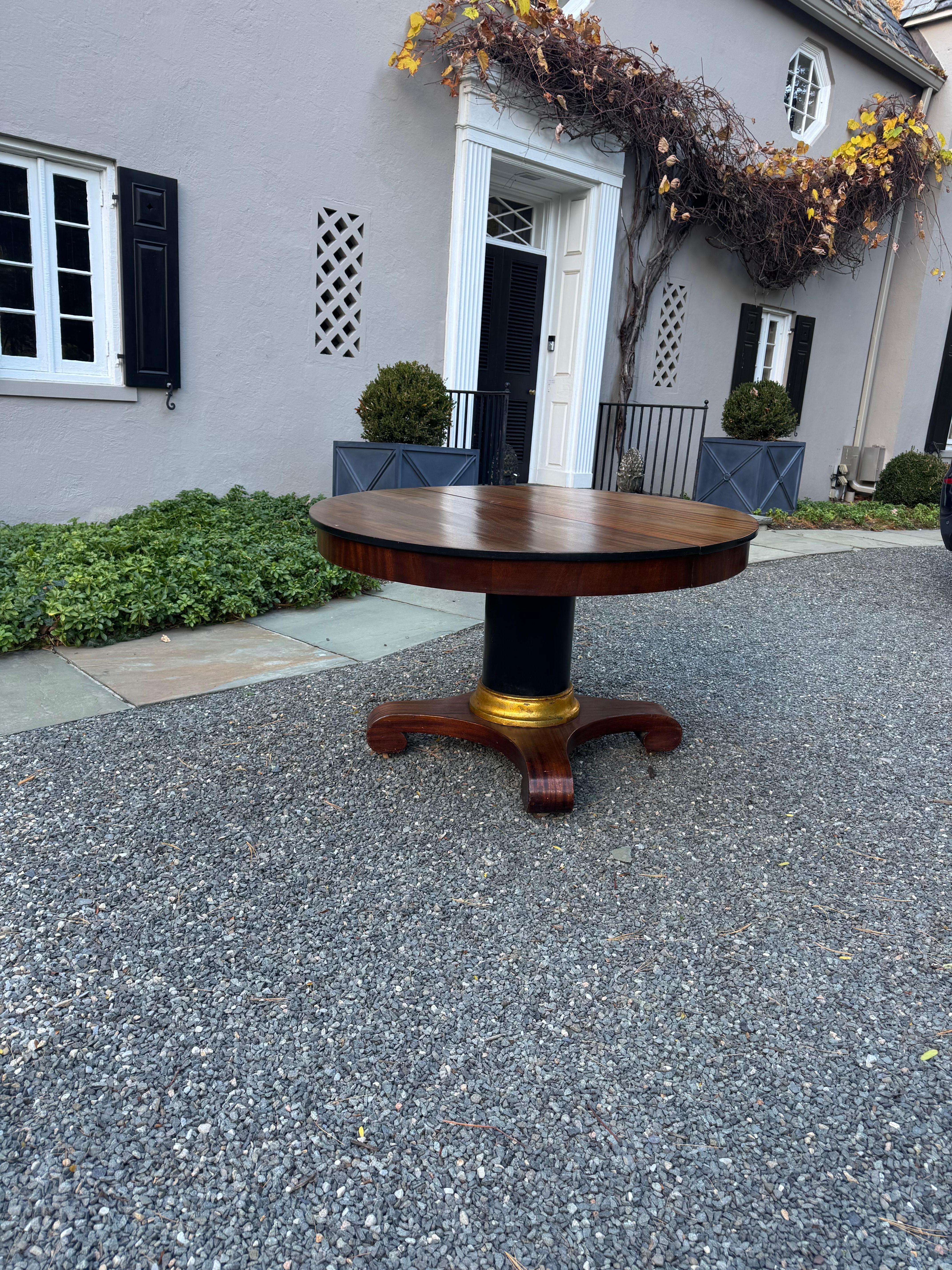 Centre de table à piédestal rond Empire américain en acajou ancien en vente 4