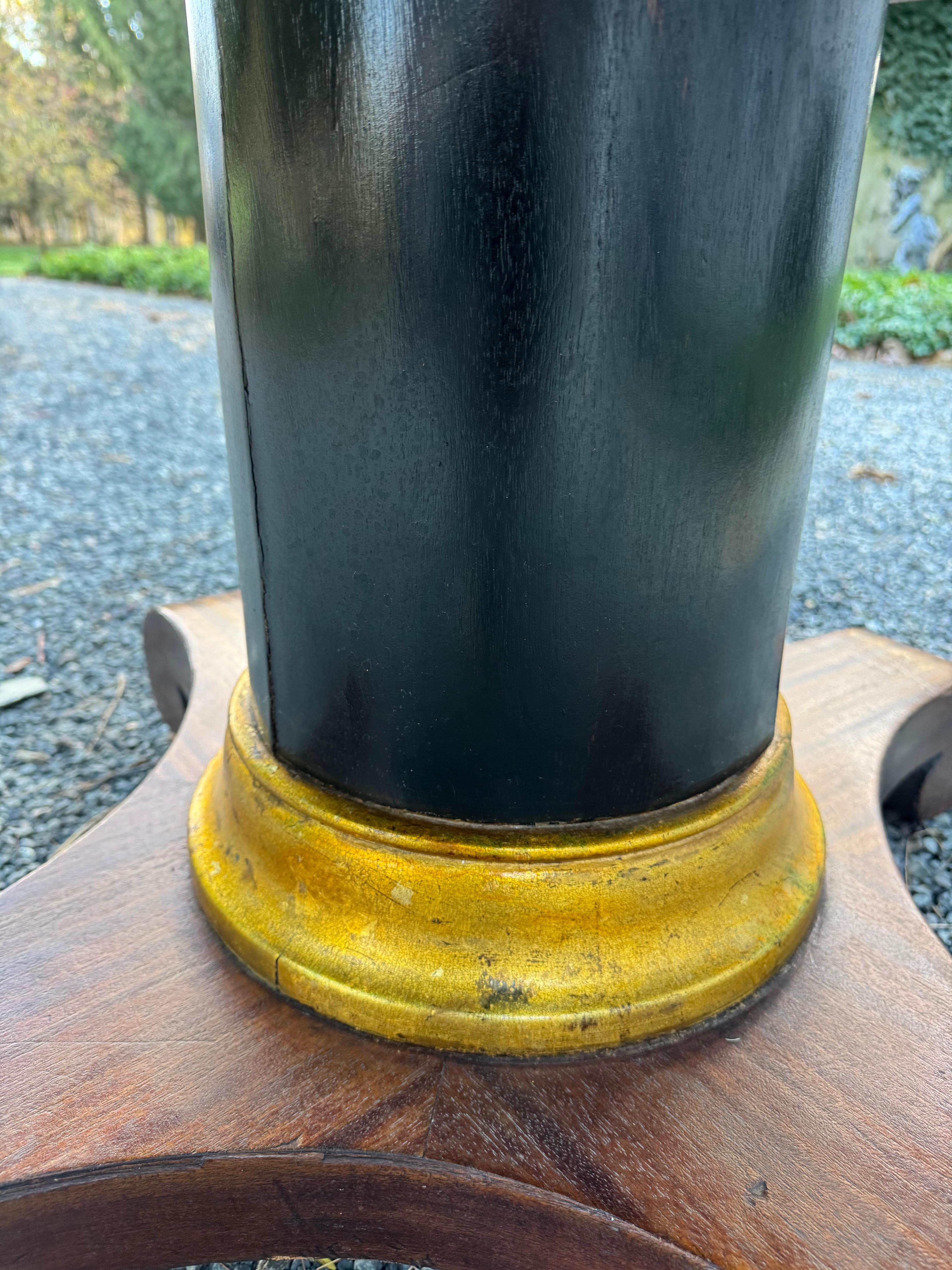 Ébénisé Centre de table à piédestal rond Empire américain en acajou ancien en vente