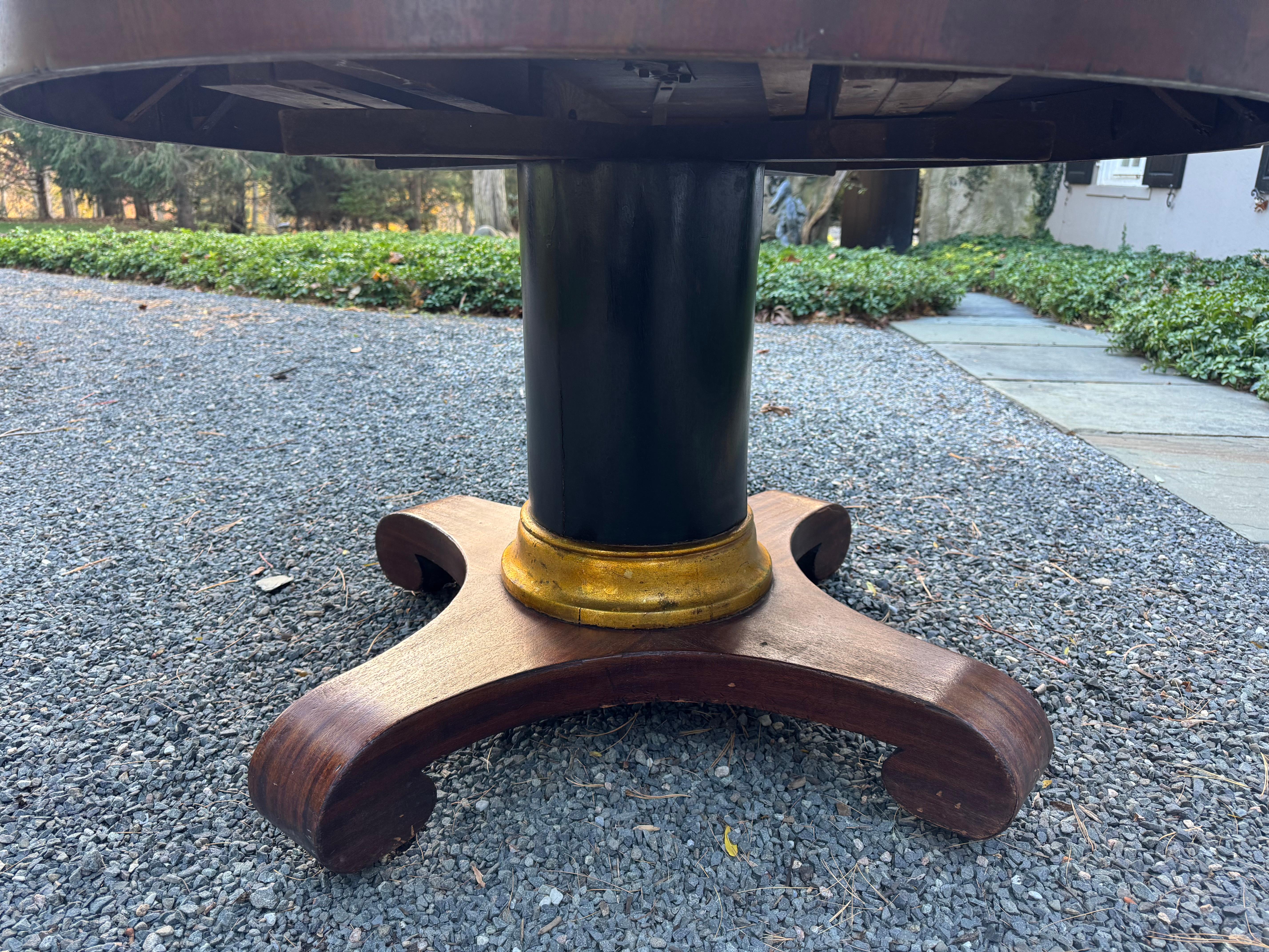 Centre de table à piédestal rond Empire américain en acajou ancien Bon état - En vente à Hopewell, NJ