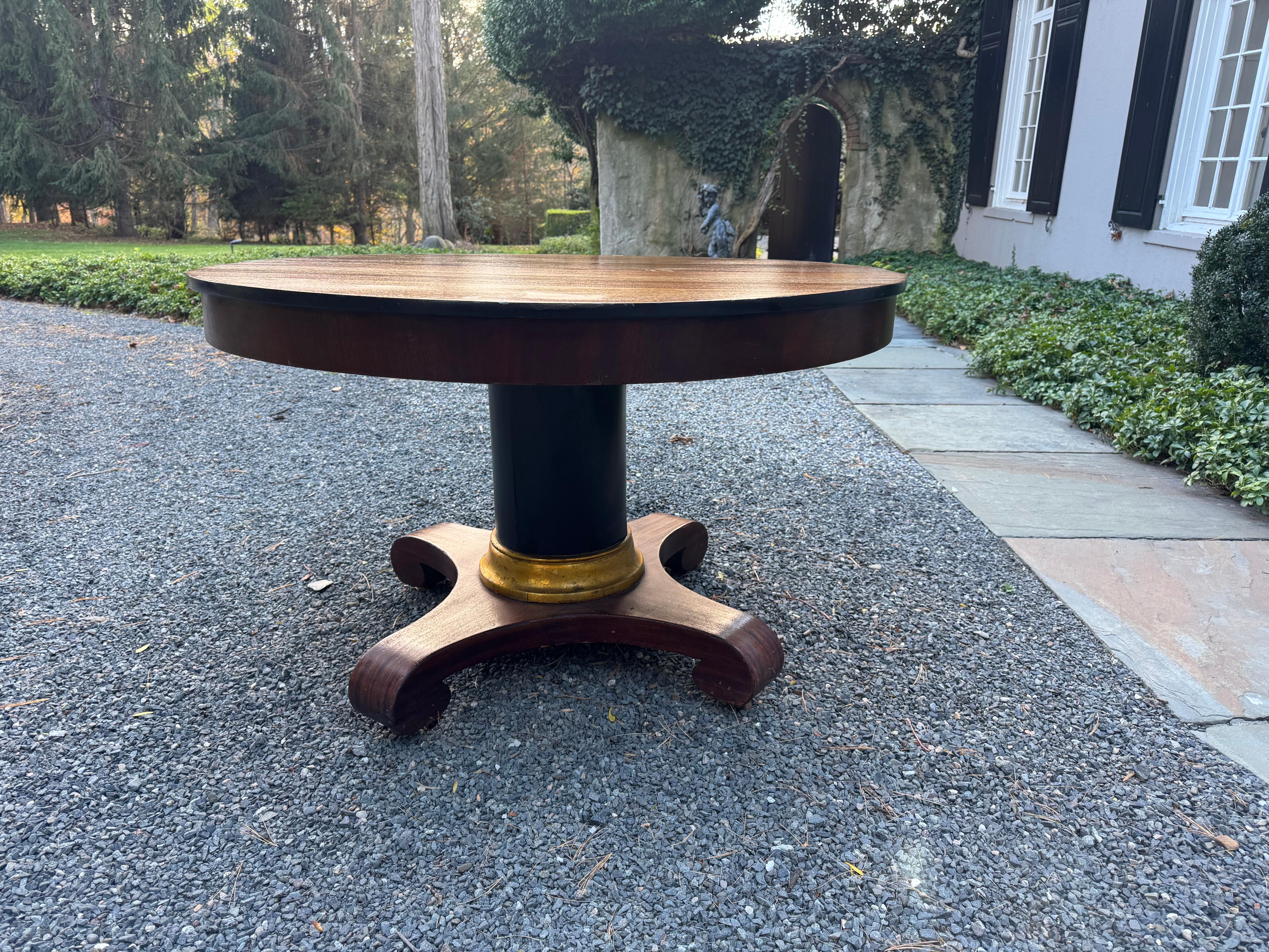 XIXe siècle Centre de table à piédestal rond Empire américain en acajou ancien en vente