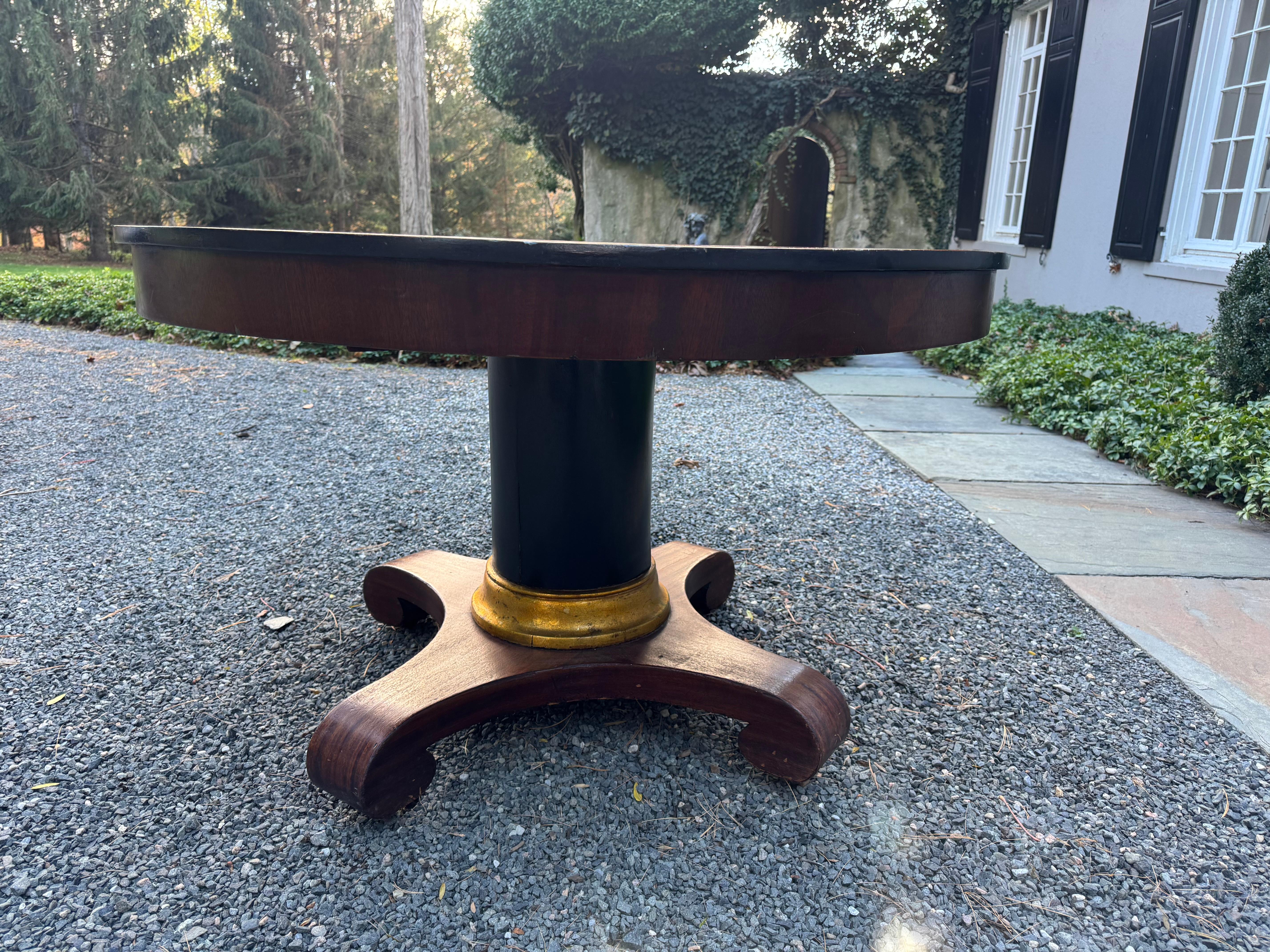 Bois Centre de table à piédestal rond Empire américain en acajou ancien en vente