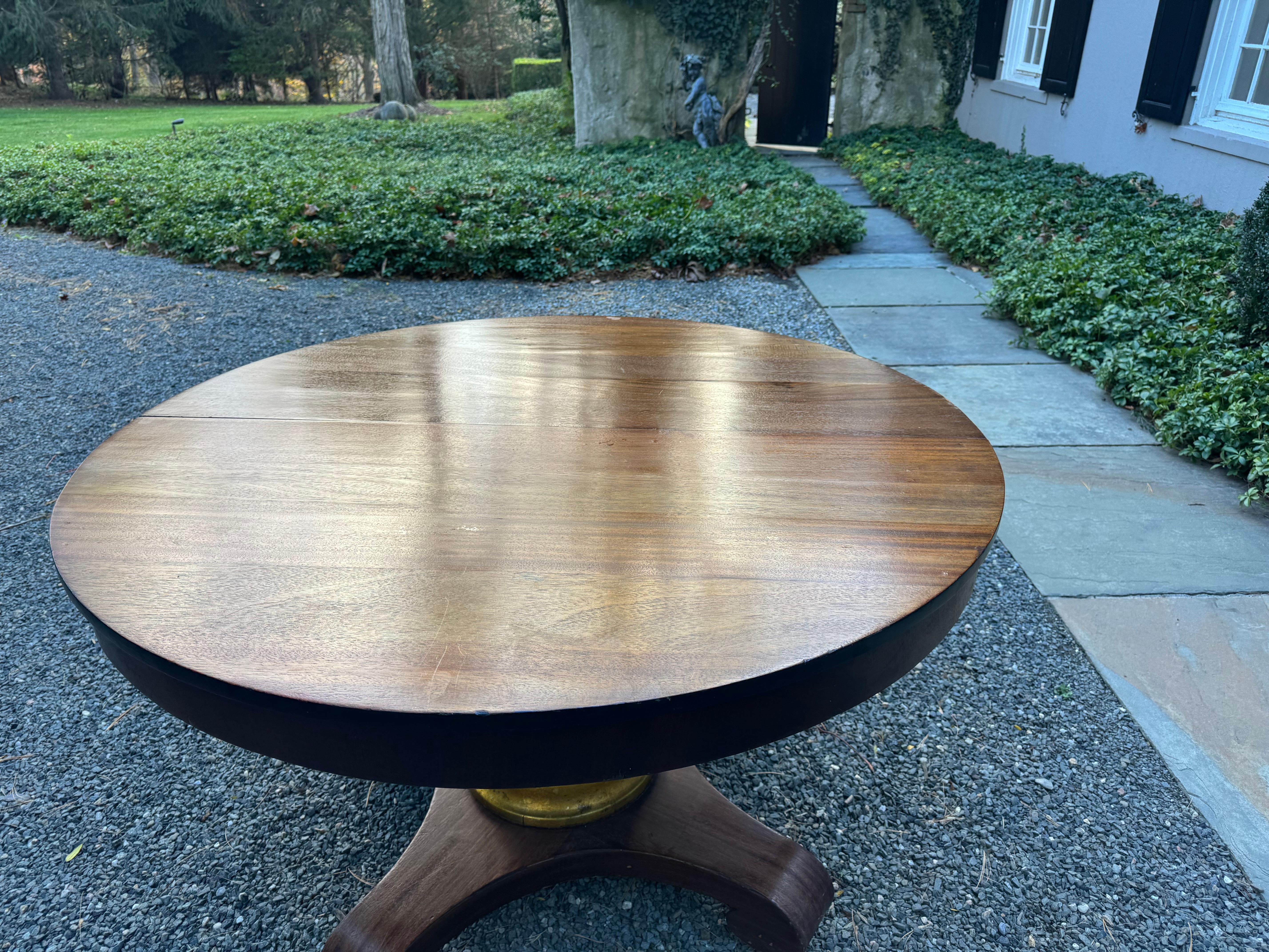 Centre de table à piédestal rond Empire américain en acajou ancien en vente 1