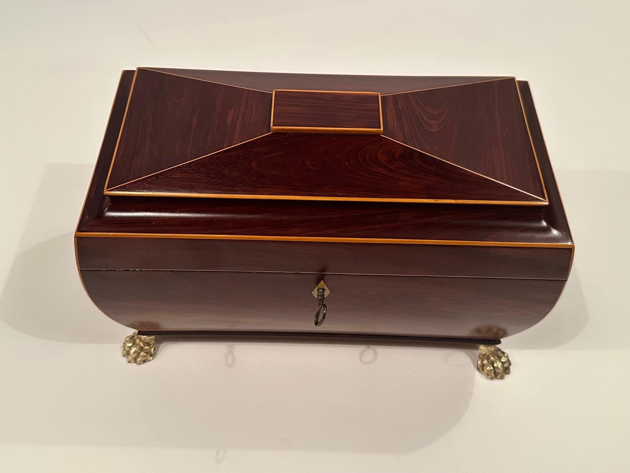 XIX secolo Caddie da tè in stile Regency in mogano ricco con intarsio e anelli di leone in ottone in vendita