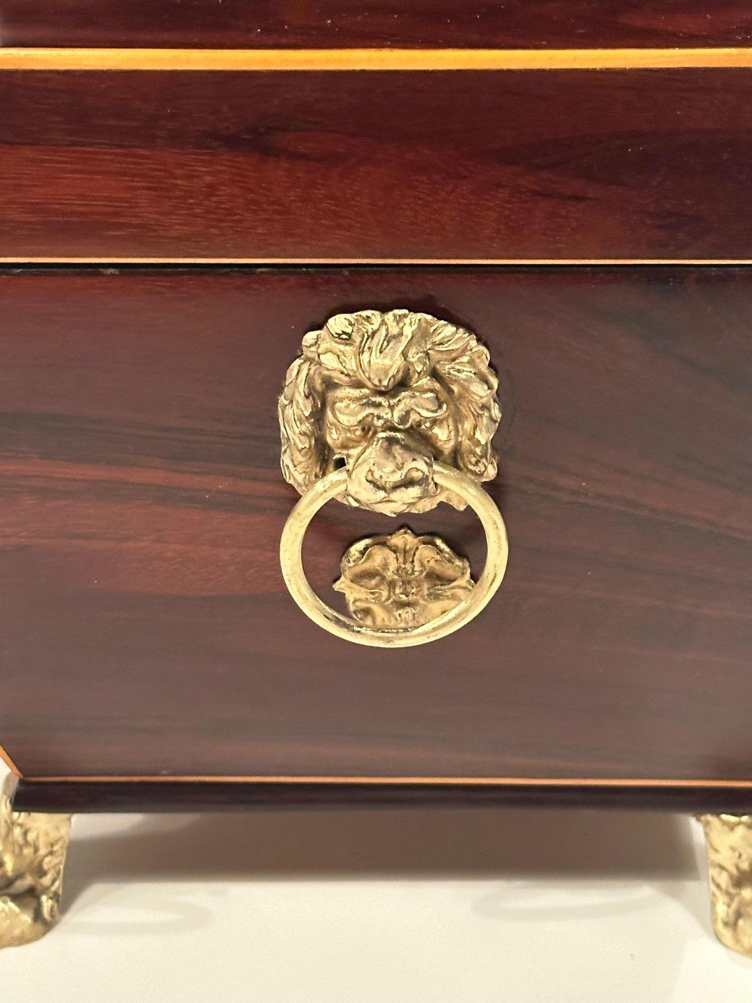 Ottone Caddie da tè in stile Regency in mogano ricco con intarsio e anelli di leone in ottone in vendita