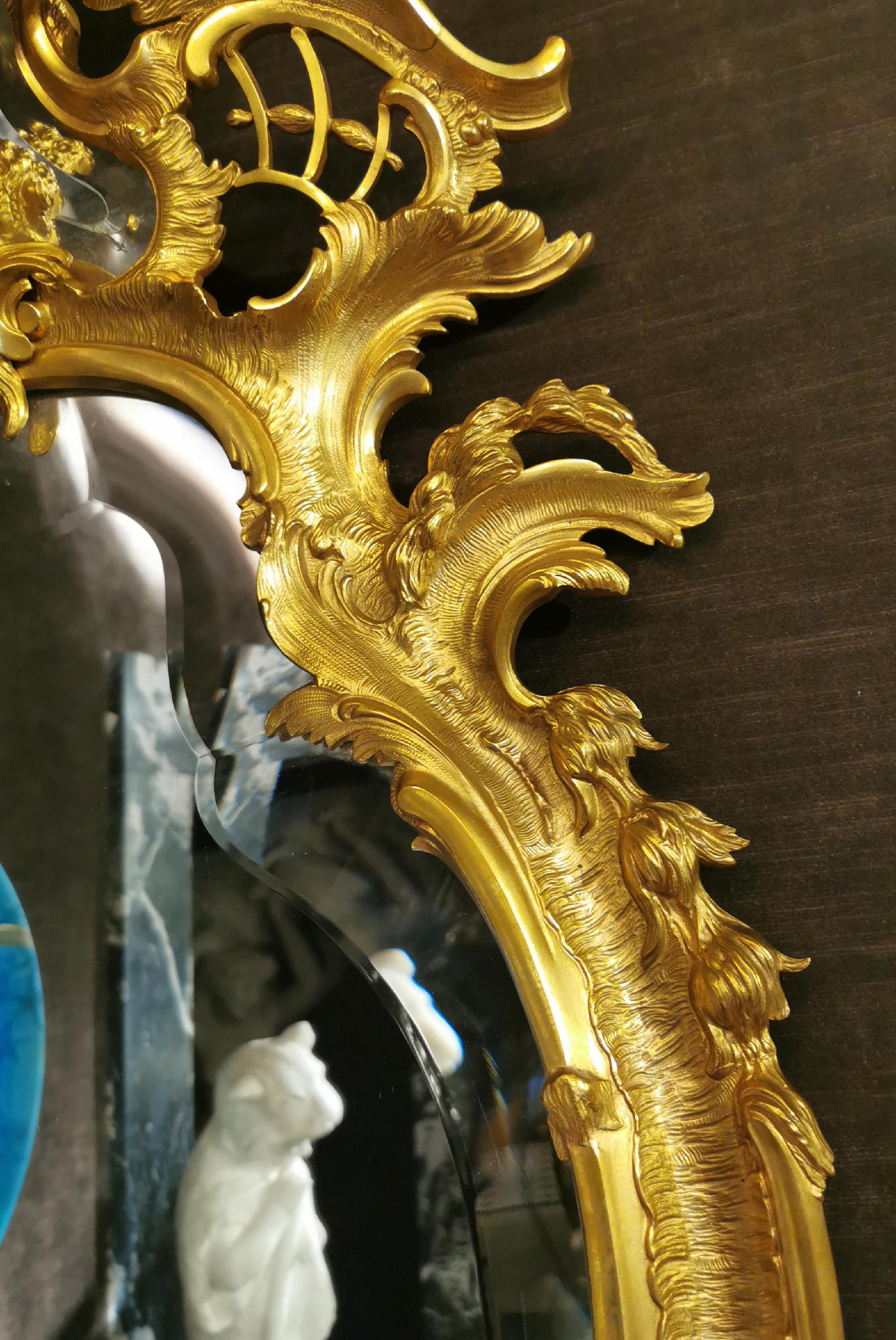 Français Miroir riche de style rococo Napoléon III en bronze doré en vente