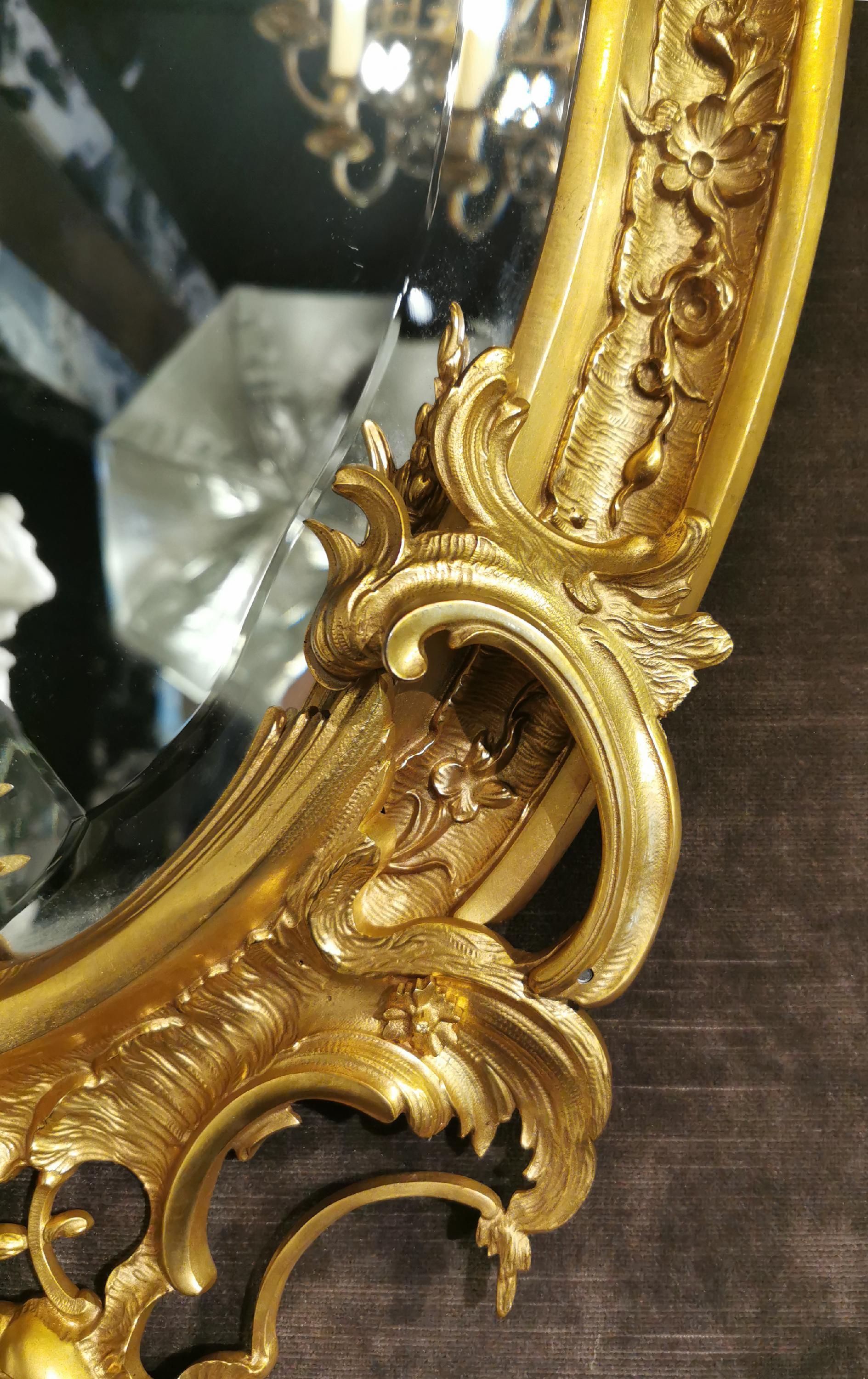 Doré Miroir riche de style rococo Napoléon III en bronze doré en vente