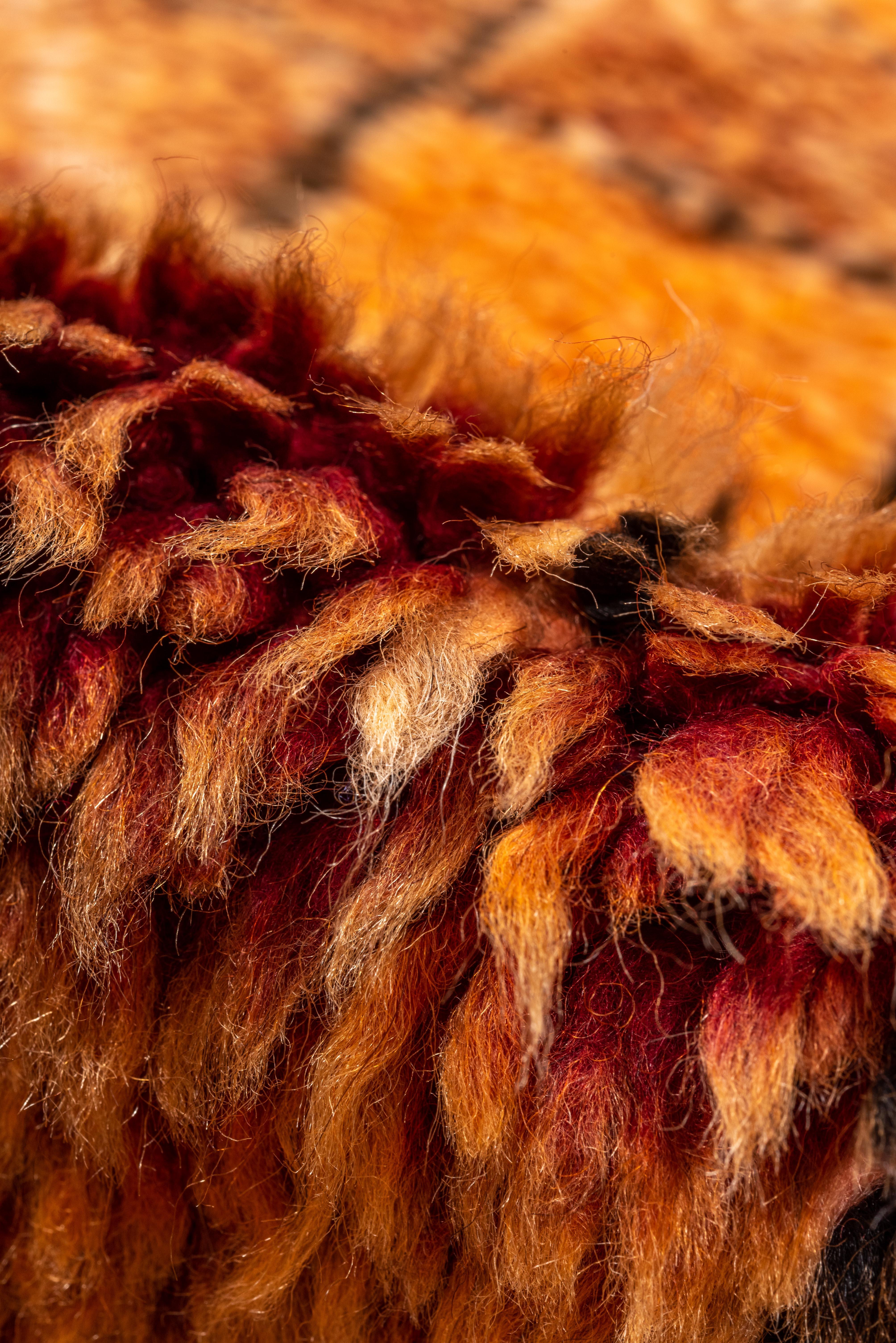 Noué à la main Tapis de village marocain géométrique abstrait orange vif en vente