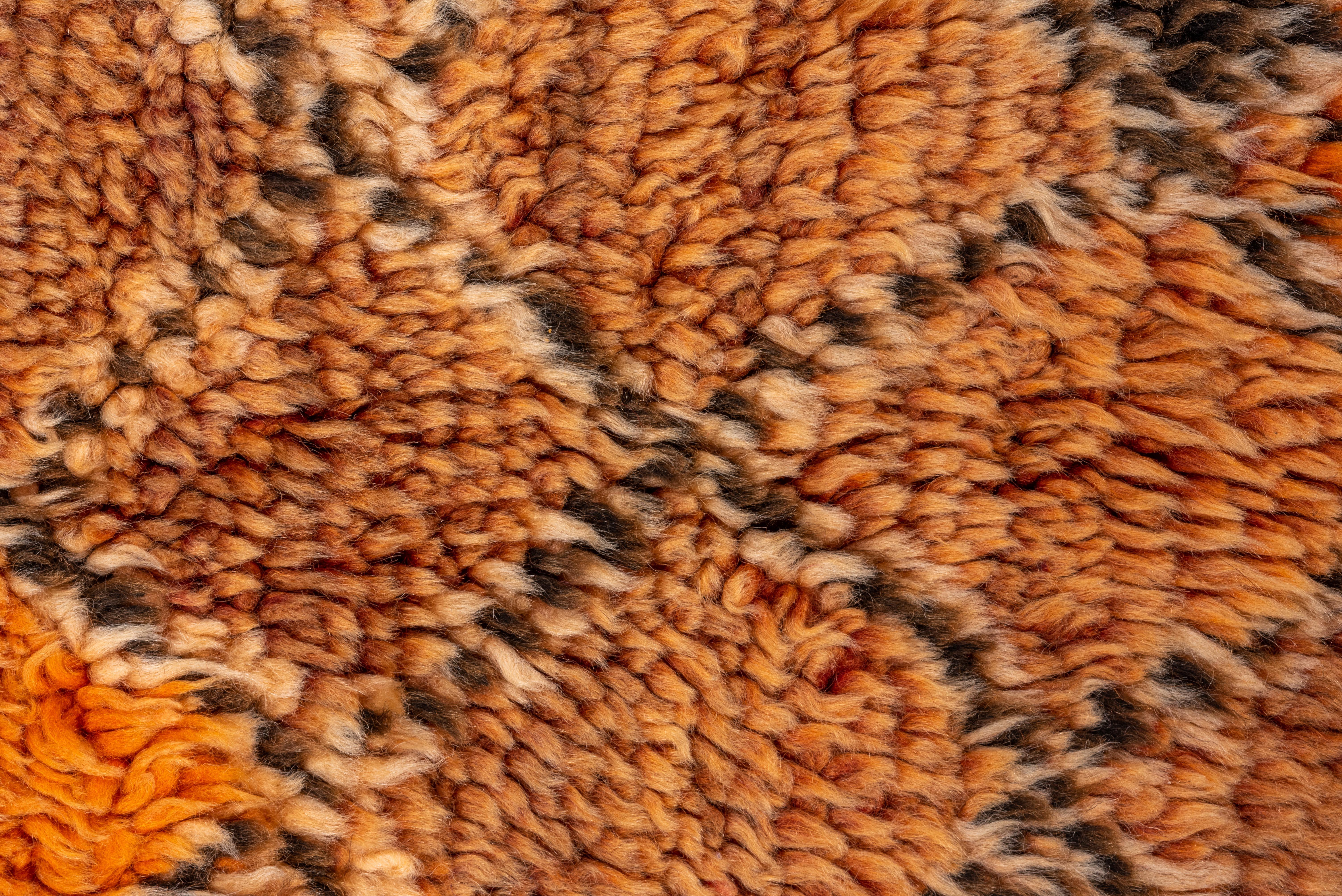 Marokkanischer Dorfteppich in Orange mit abstraktem geometrischem Muster  (Wolle) im Angebot