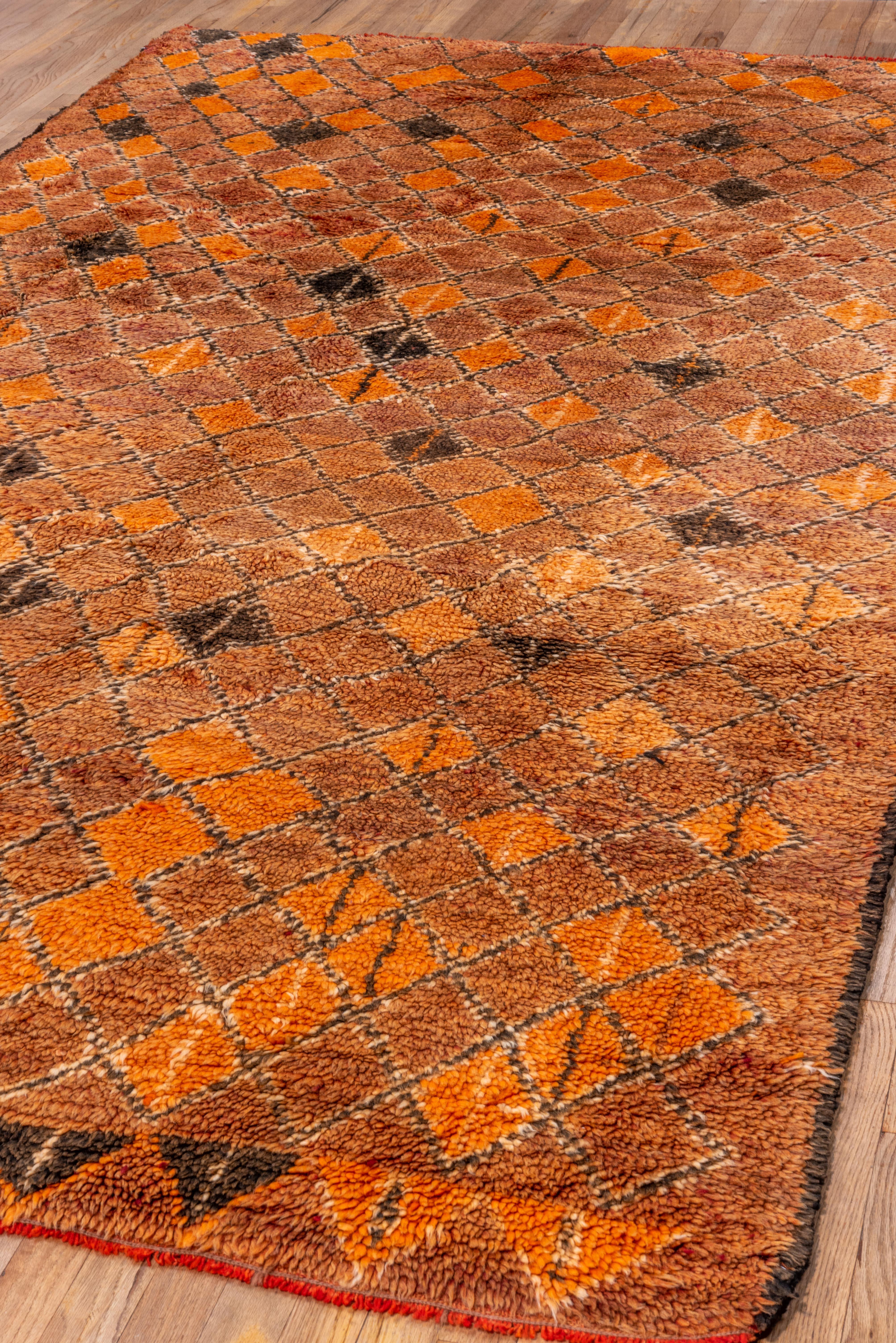 Marokkanischer Dorfteppich in Orange mit abstraktem geometrischem Muster  im Angebot 2