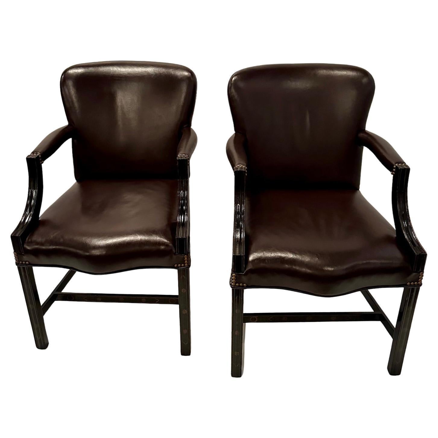 Riche paire de fauteuils de style George III en acajou et cuir