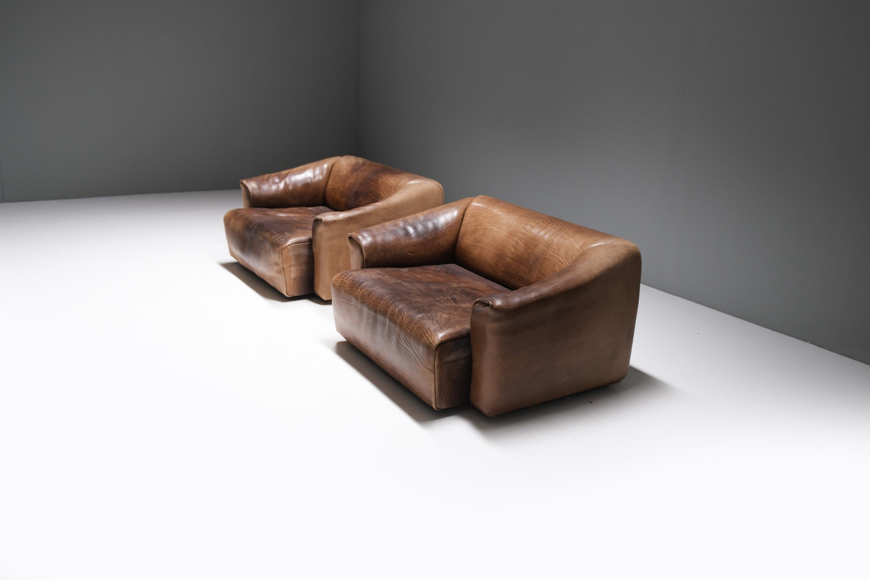 Highly comfortable, indestructible DS-47 sofa in a stunning, thick patinated buffalo neck leather.
Designed by Team De Sede for De Sede Swiss.

Simplistic, clear & modern design.  The sofa is still in the actual collection.
This design is slightly