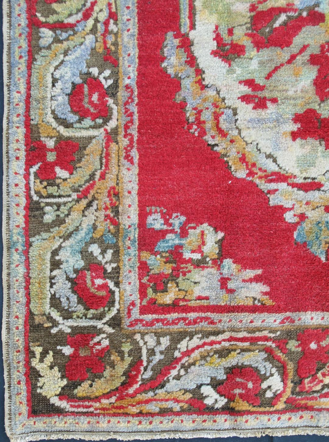 Antiker türkischer Oushak-Läufer mit Karabagh-Design und verschnörkelten floralen Medaillons im Zustand „Hervorragend“ im Angebot in Atlanta, GA