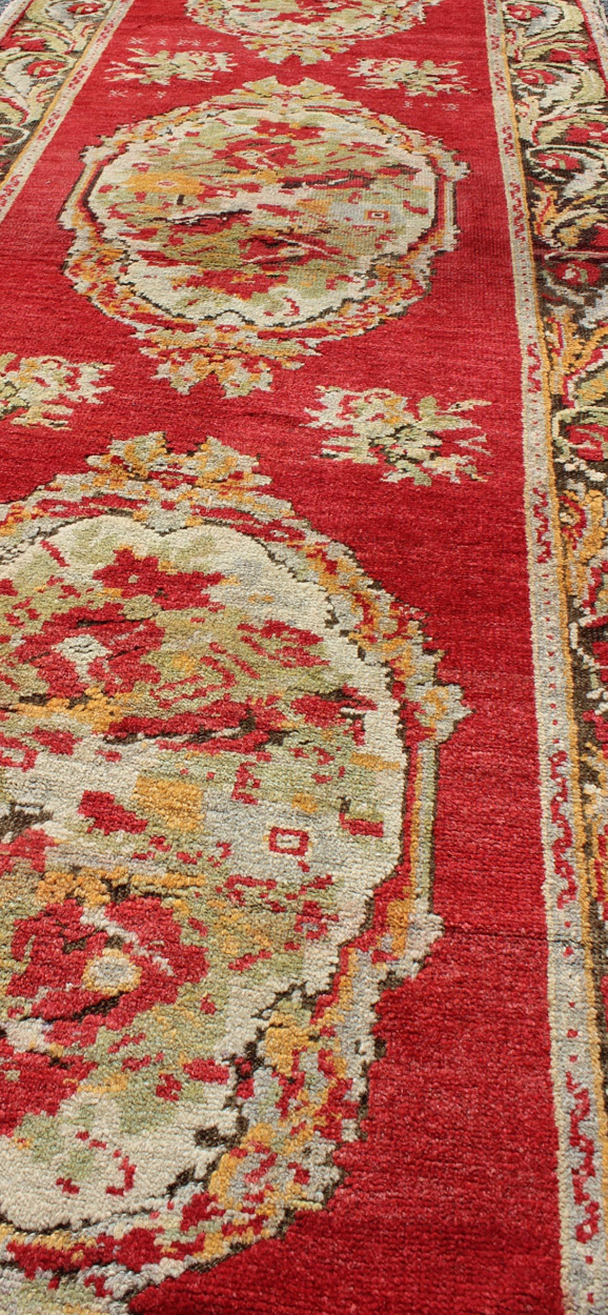 Antiker türkischer Oushak-Läufer mit Karabagh-Design und verschnörkelten floralen Medaillons im Angebot 1