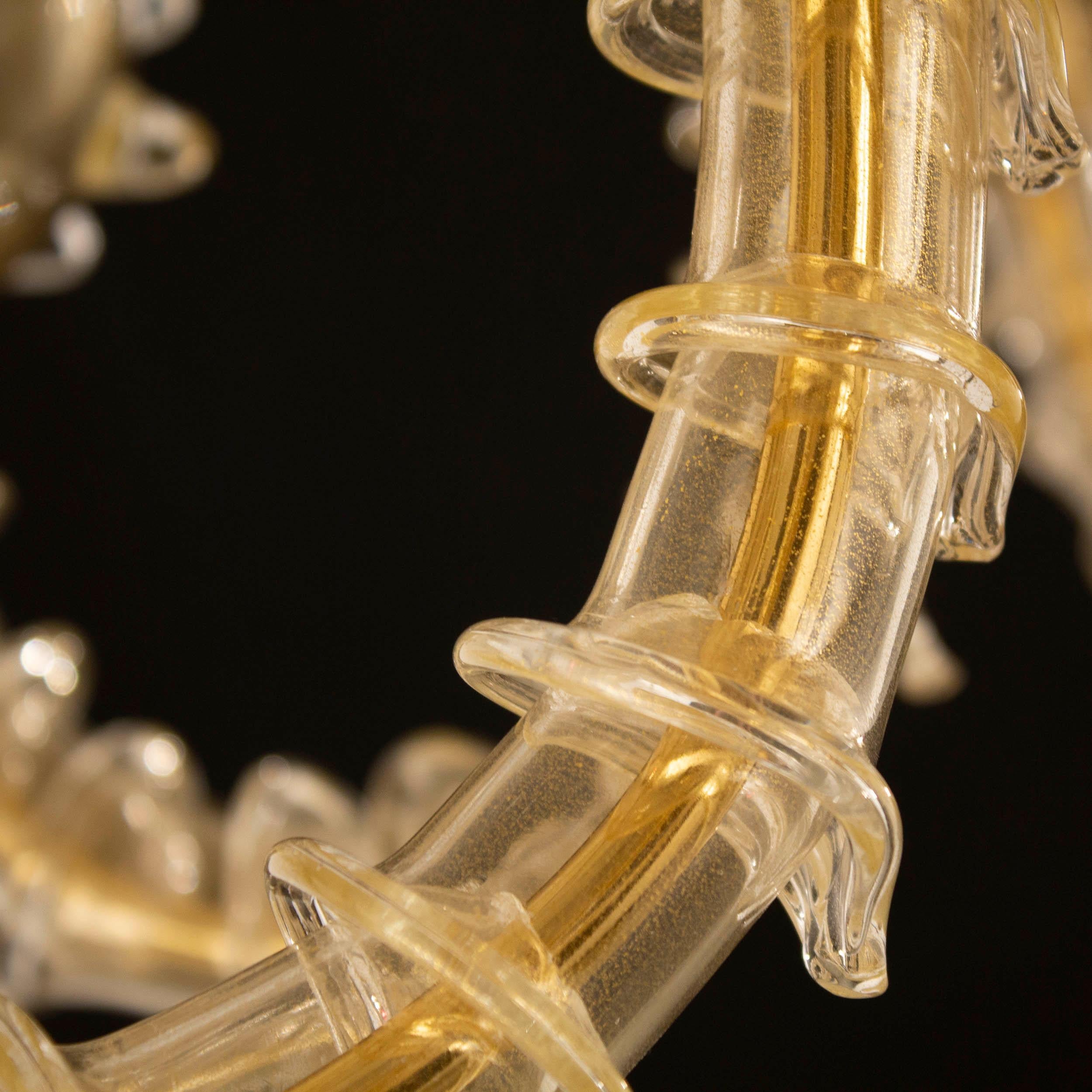 Il lampadario in vetro di Murano Ramonista è un omaggio alla grande tradizione veneziana, ma allo stesso tempo la innova con l'utilizzo di decorazioni originali e particolari. Si tratta di un'opera di illuminazione dal gusto contemporaneo, ma