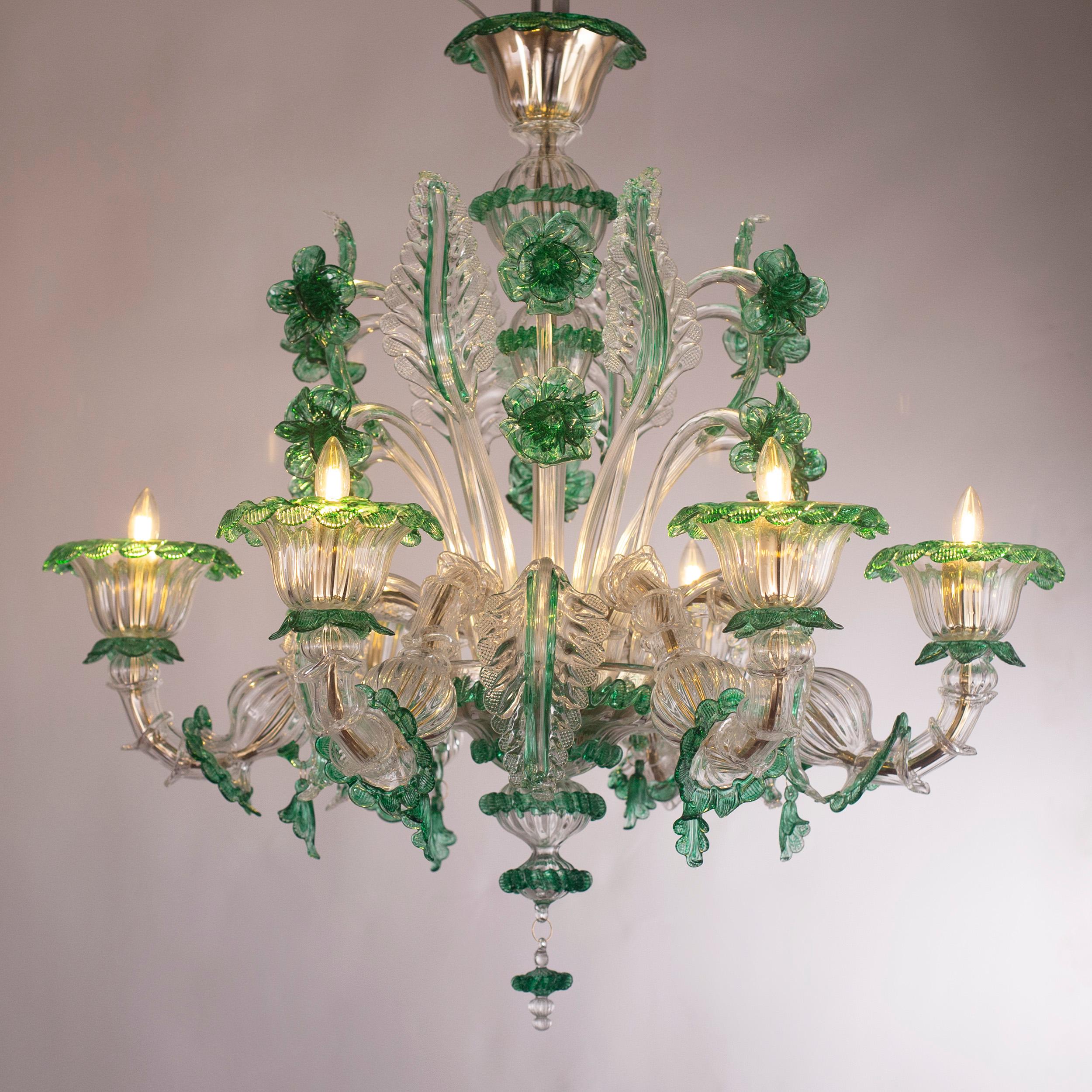Lustre rezzonico riche 6 bras, verre de Murano vert clair, double niveau de fleurs par MULTIFORME
Ce lustre évoque la splendeur des siècles passés. Il s'agit d'un modèle éternel, d'un produit classique fabriqué par nos maîtres verriers