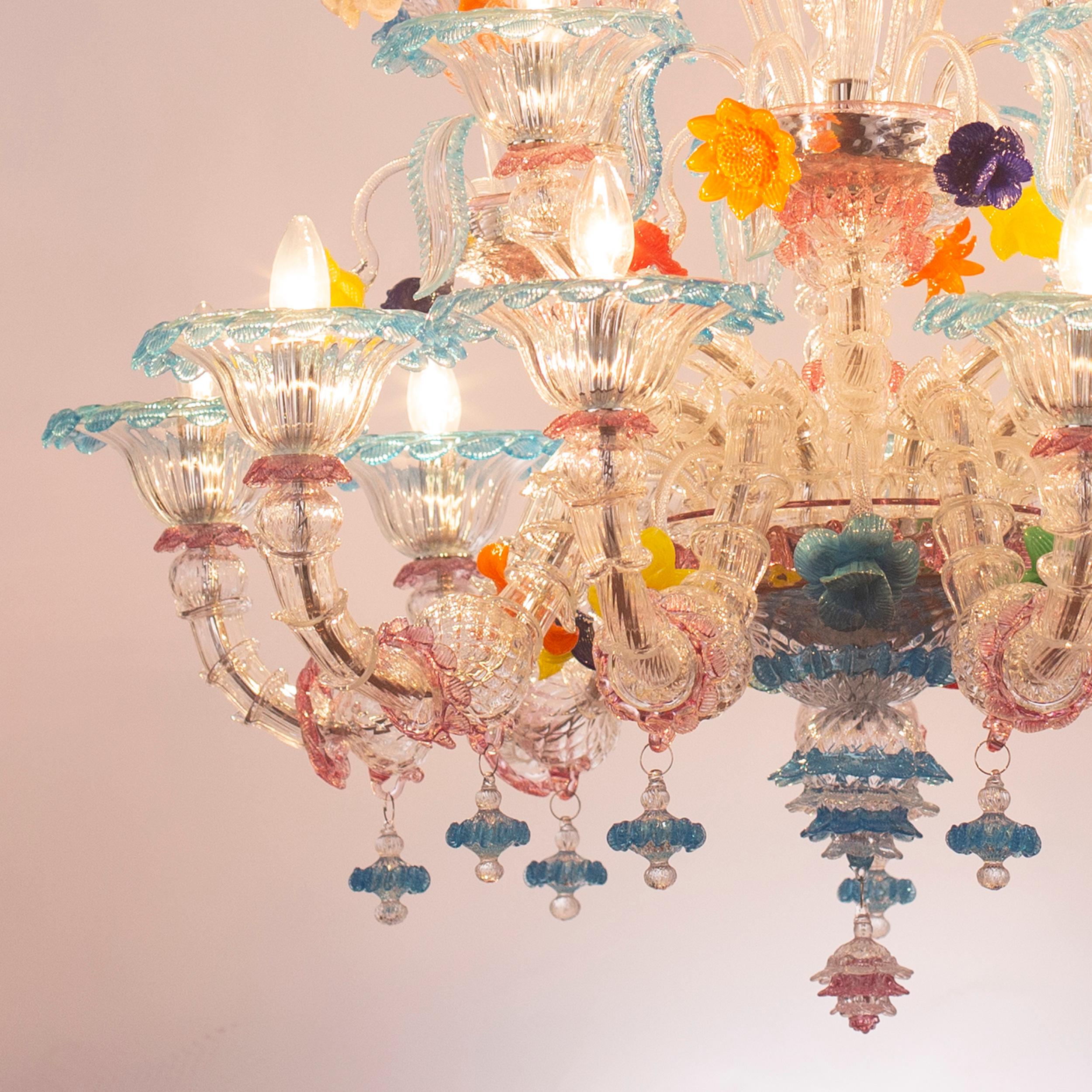 Lustre Rezzonico 15 branches en verre de Murano clair et multicolore par Multiforme
.
Ce lustre est la combinaison de la structure vénitienne traditionnelle avec des couleurs criardes. Un travail d'éclairage particulier, vivant et exubérant.
Il