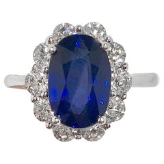 Klassischer Ring aus 18 Karat Weißgold mit königsblauem, natürlichem Saphir und Diamanten