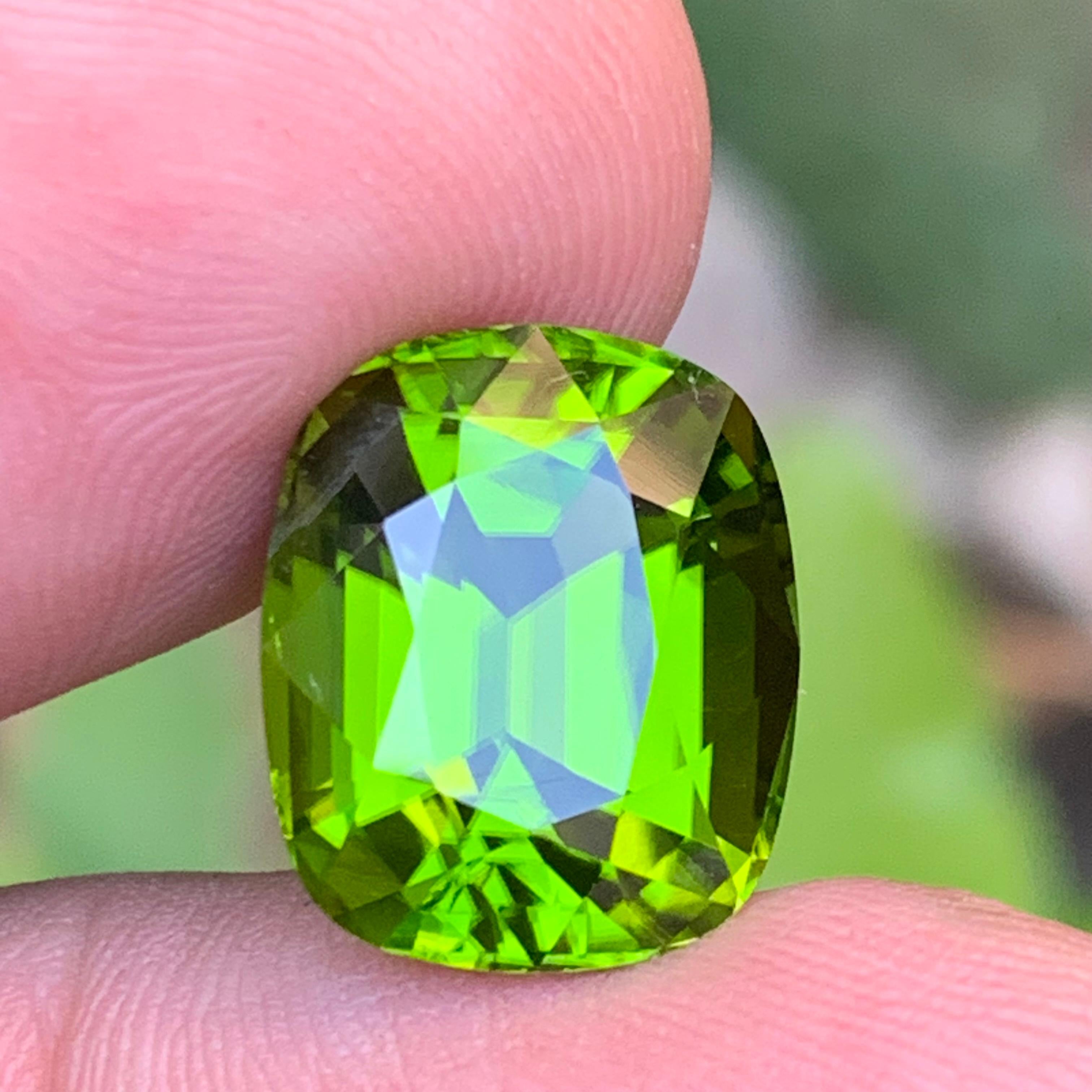 Greene & Greene Greene - Peridot en vrac - Pierre précieuse de qualité AAA - 11,10 ct - taille coussin en vente 1