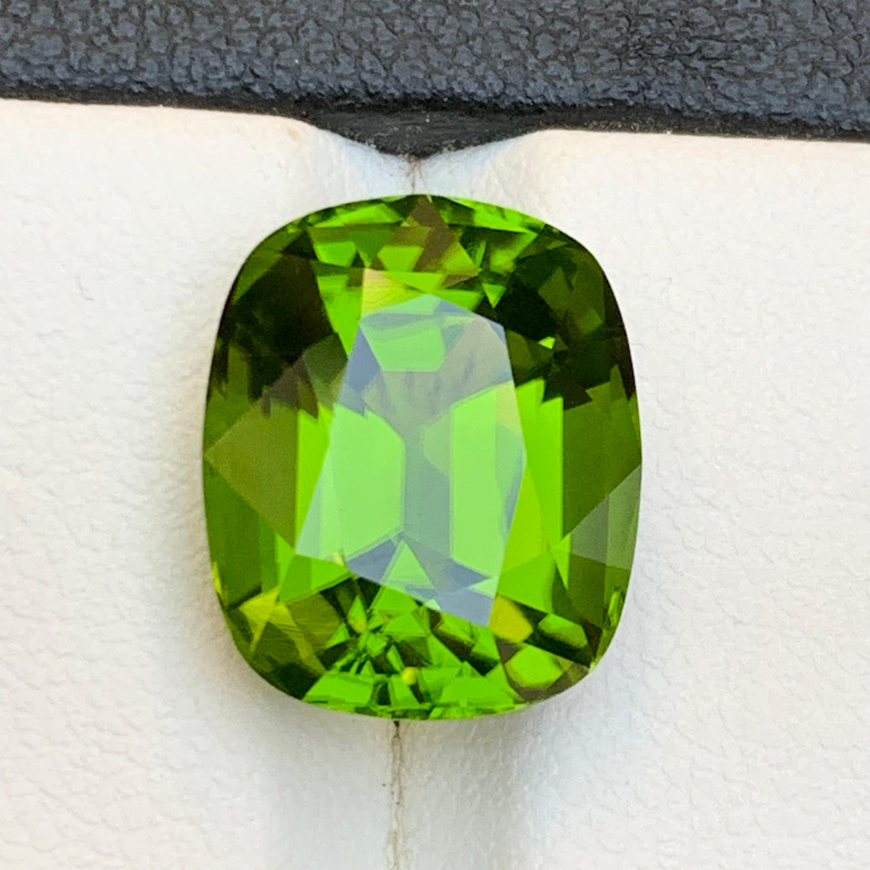 Greene & Greene Greene - Peridot en vrac - Pierre précieuse de qualité AAA - 11,10 ct - taille coussin en vente 3