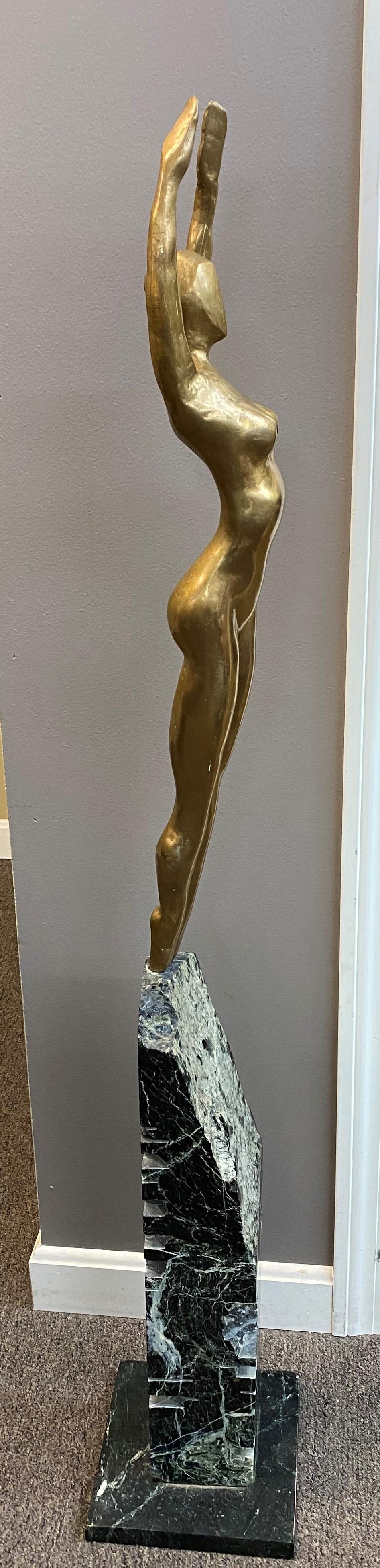 Bronzo di donna nuda - Figurative Sculpture Oro di Richard Aliberti