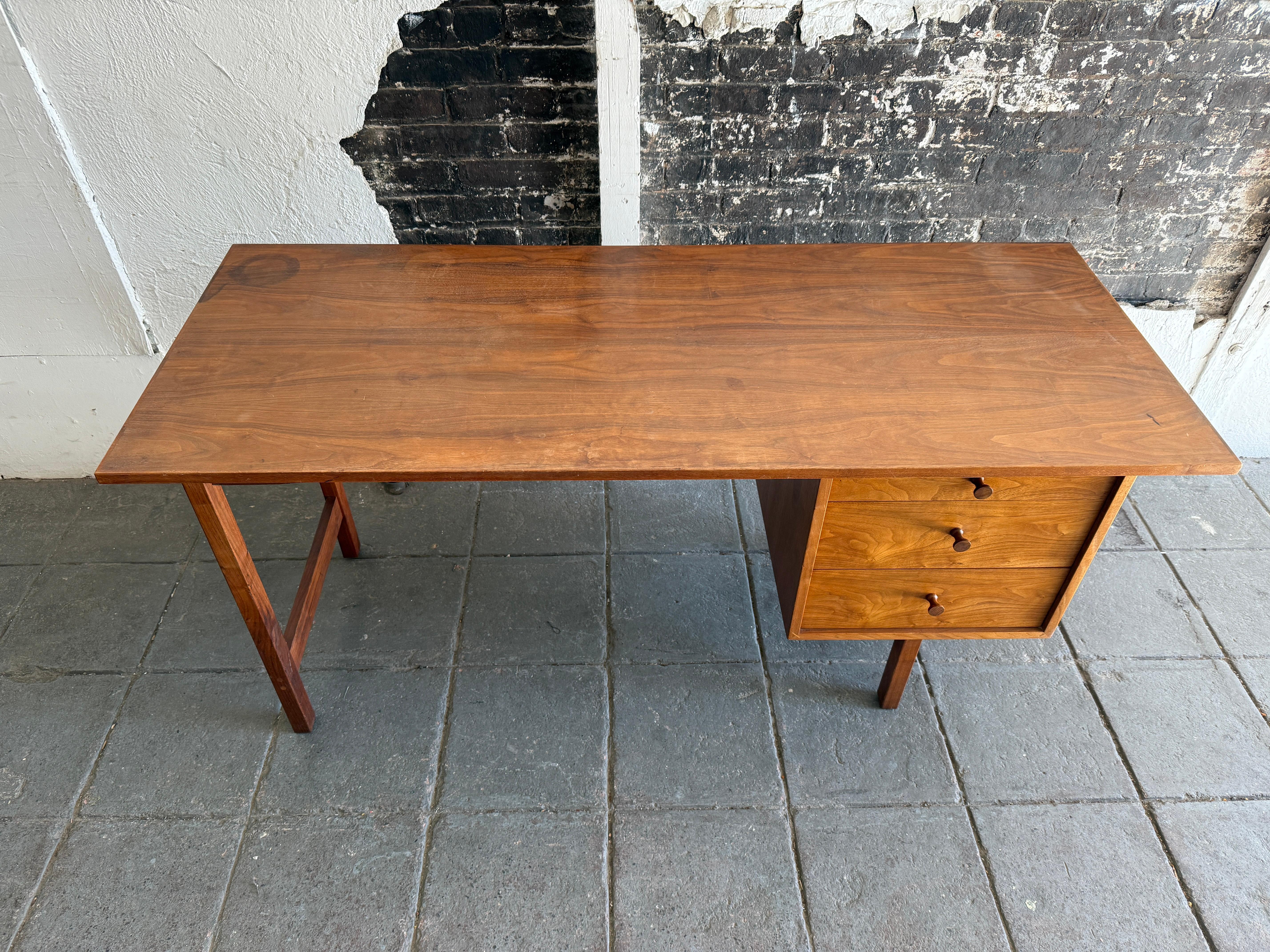 Precioso escritorio estrecho de nogal hecho a medida por el famoso pintor y escultor Richard Artschwager, que en 1953 diseñó una pequeña colección de muebles en Nueva York. Estas piezas son escasas, ya que la producción y el alcance del diseño eran