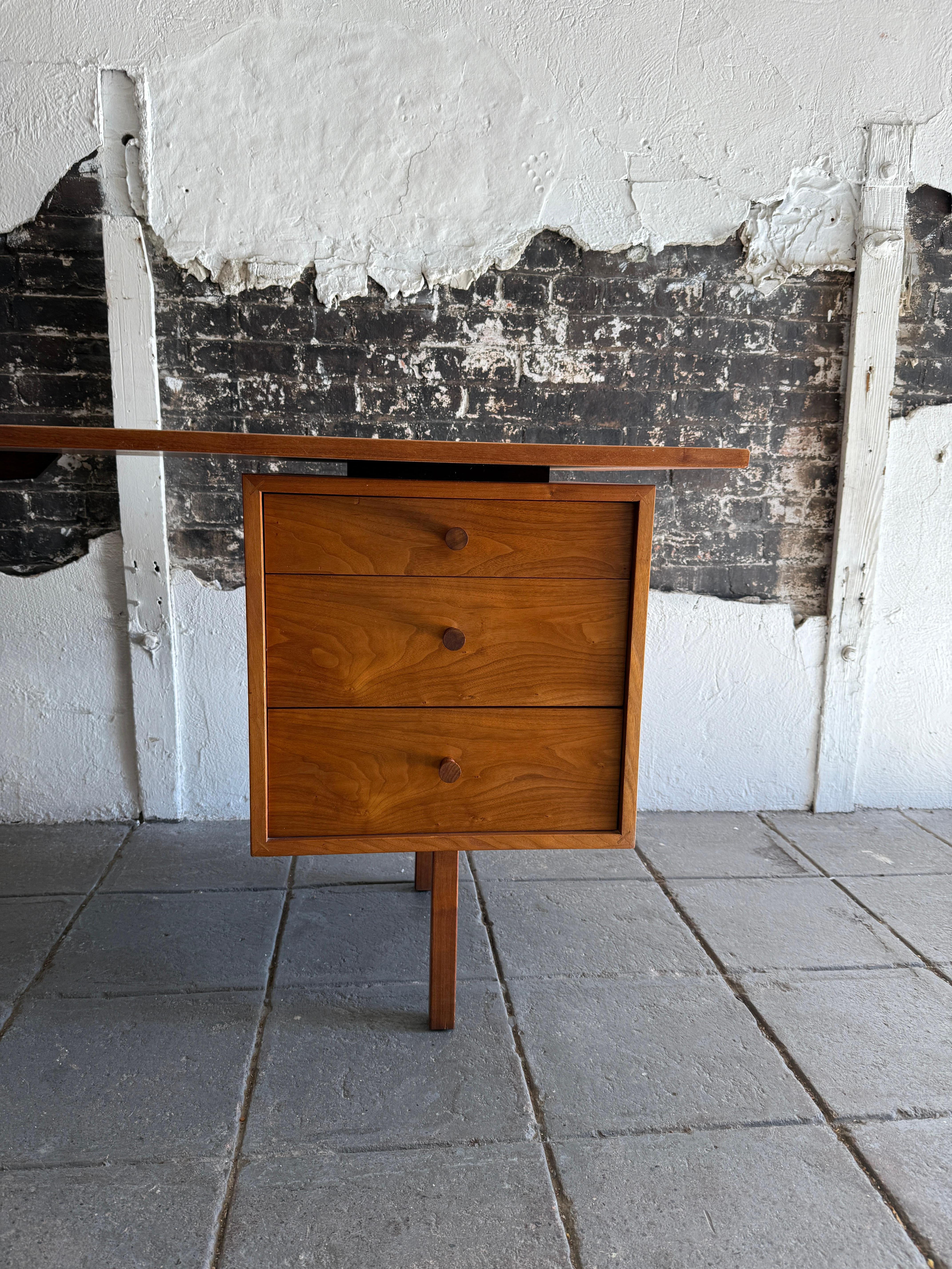 Mid-Century Modern Richard Artschwager 3 drawer walnut Pedestal Desk New York 1950s For Sale