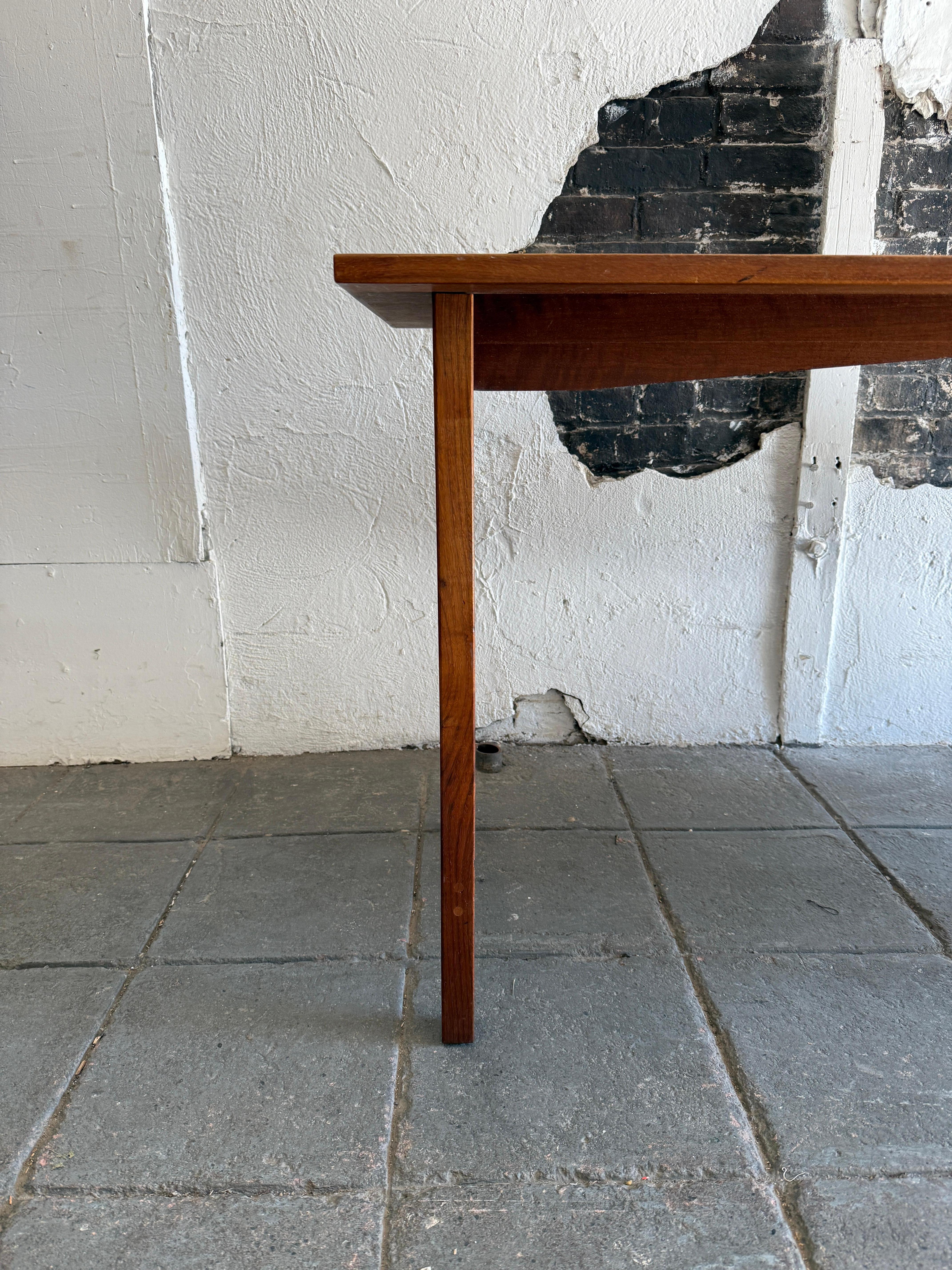 Escritorio de pedestal Richard Artschwager de 3 cajones de nogal Nueva York, a�ños 50 Estadounidense