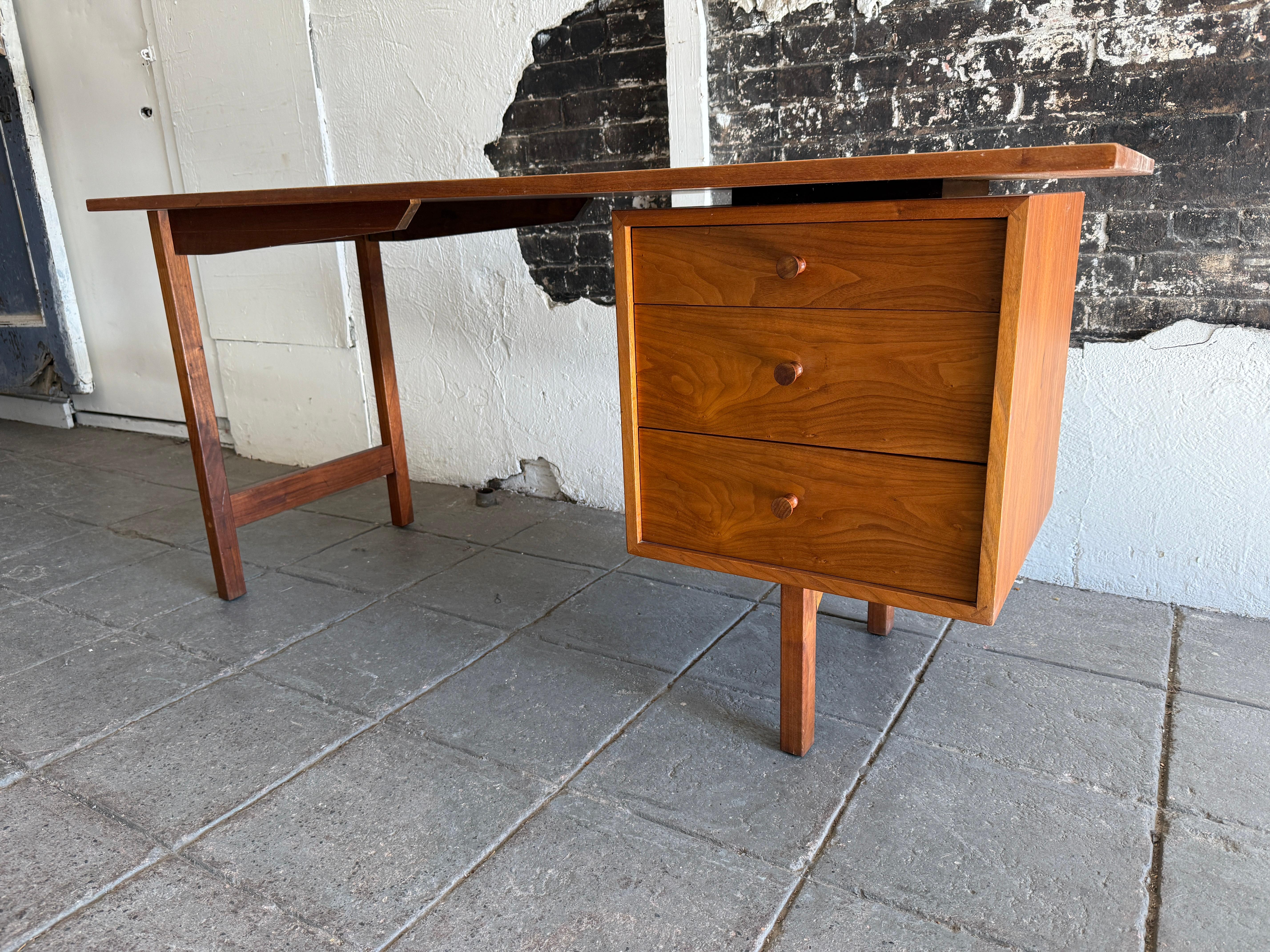 Escritorio de pedestal Richard Artschwager de 3 cajones de nogal Nueva York, años 50 Carpintería