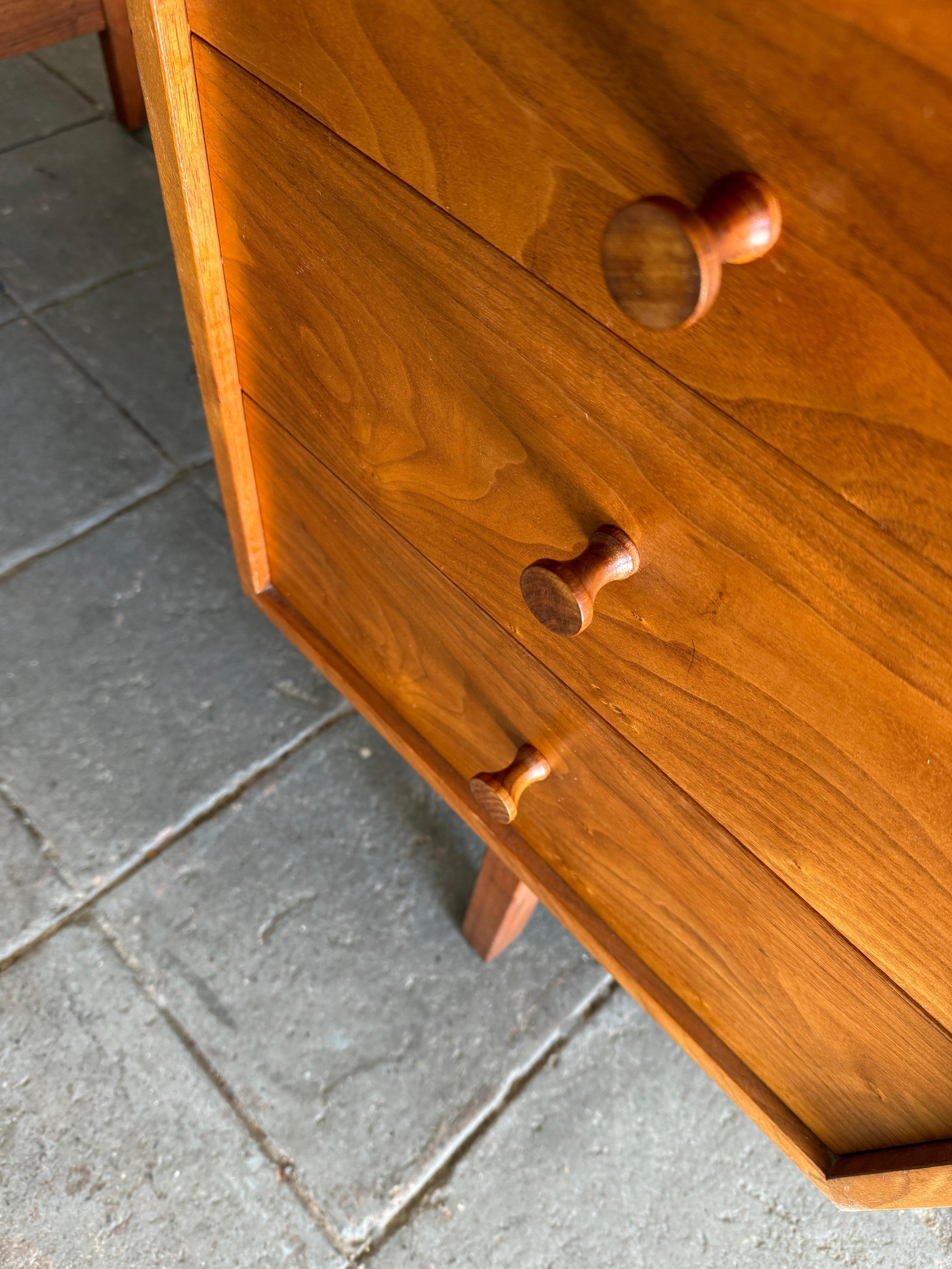 Richard Artschwager 3 drawer walnut Pedestal Desk New York 1950s In Good Condition For Sale In Brooklyn, NY