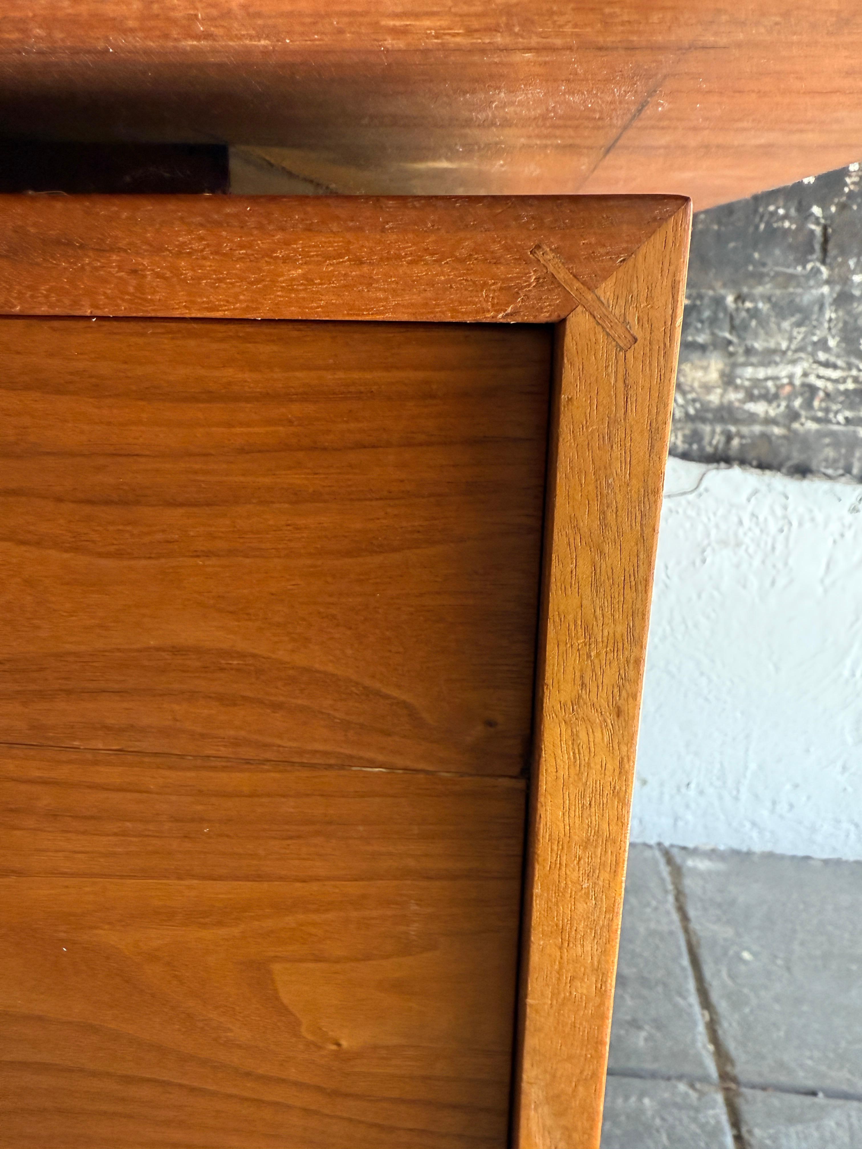 Escritorio de pedestal Richard Artschwager de 3 cajones de nogal Nueva York, años 50 siglo XX