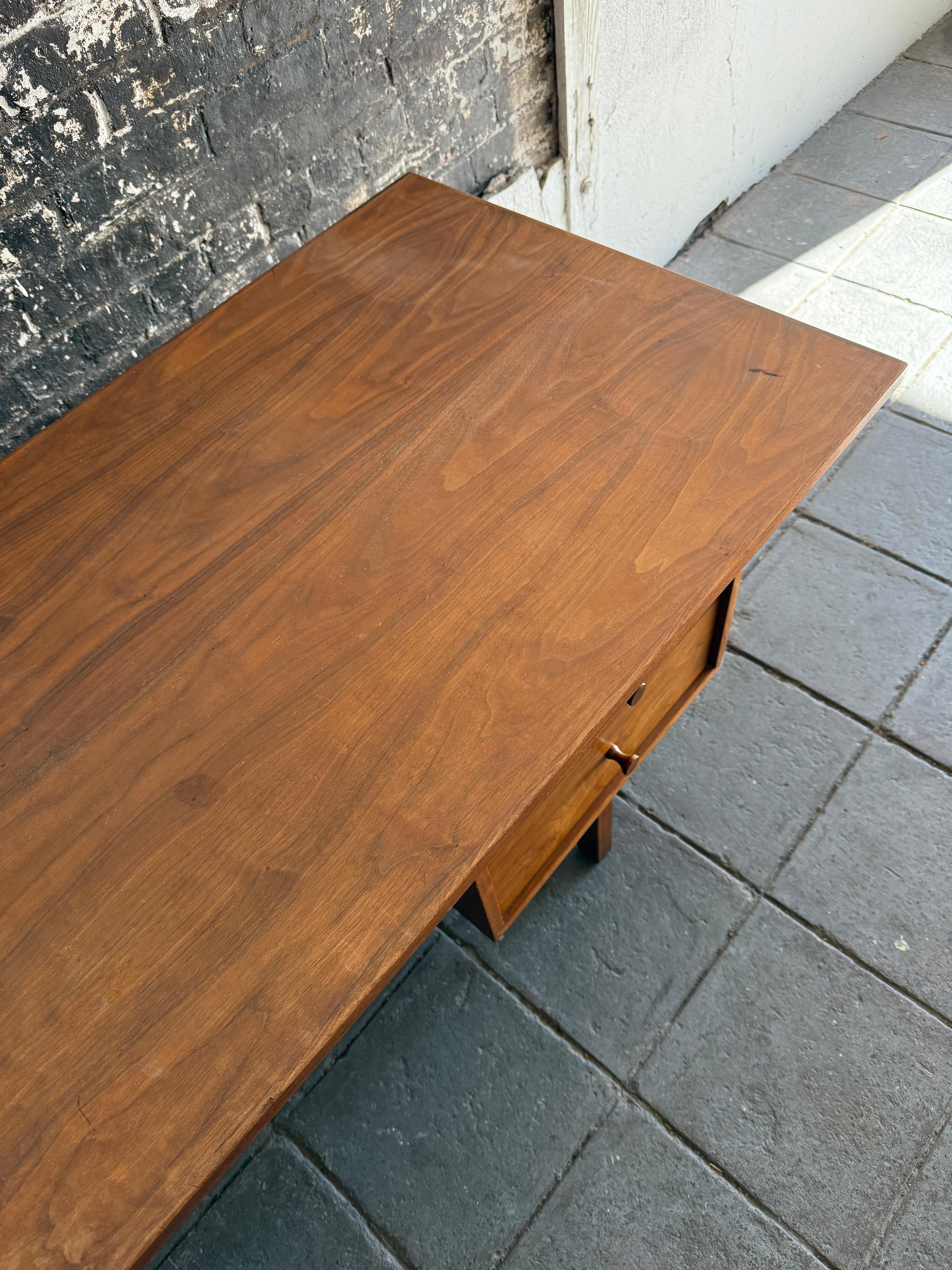 Richard Artschwager 3 drawer walnut Pedestal Desk New York 1950s For Sale 1
