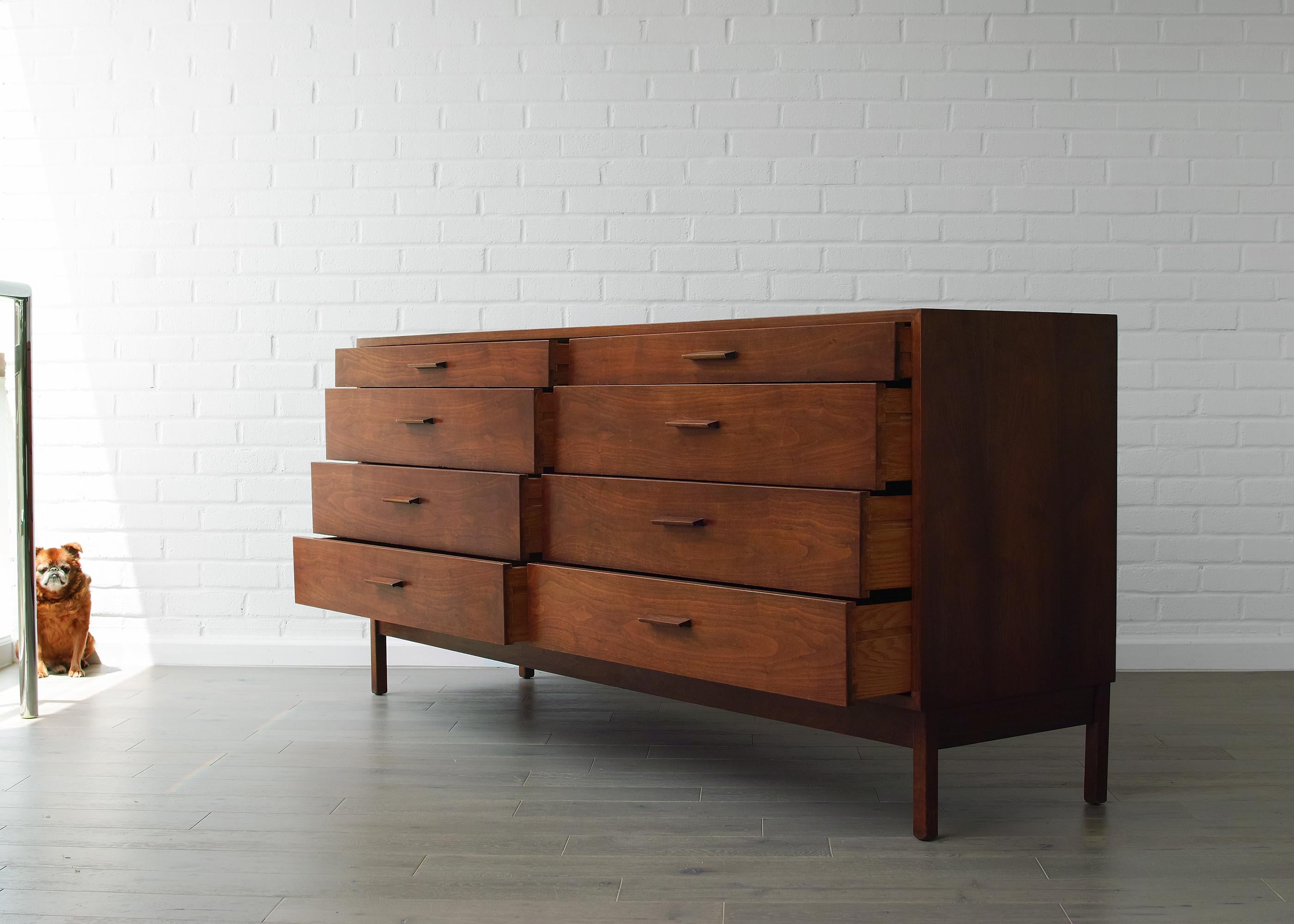 Noce A. Richard Artschwager Dresser, RICHARD in vendita
