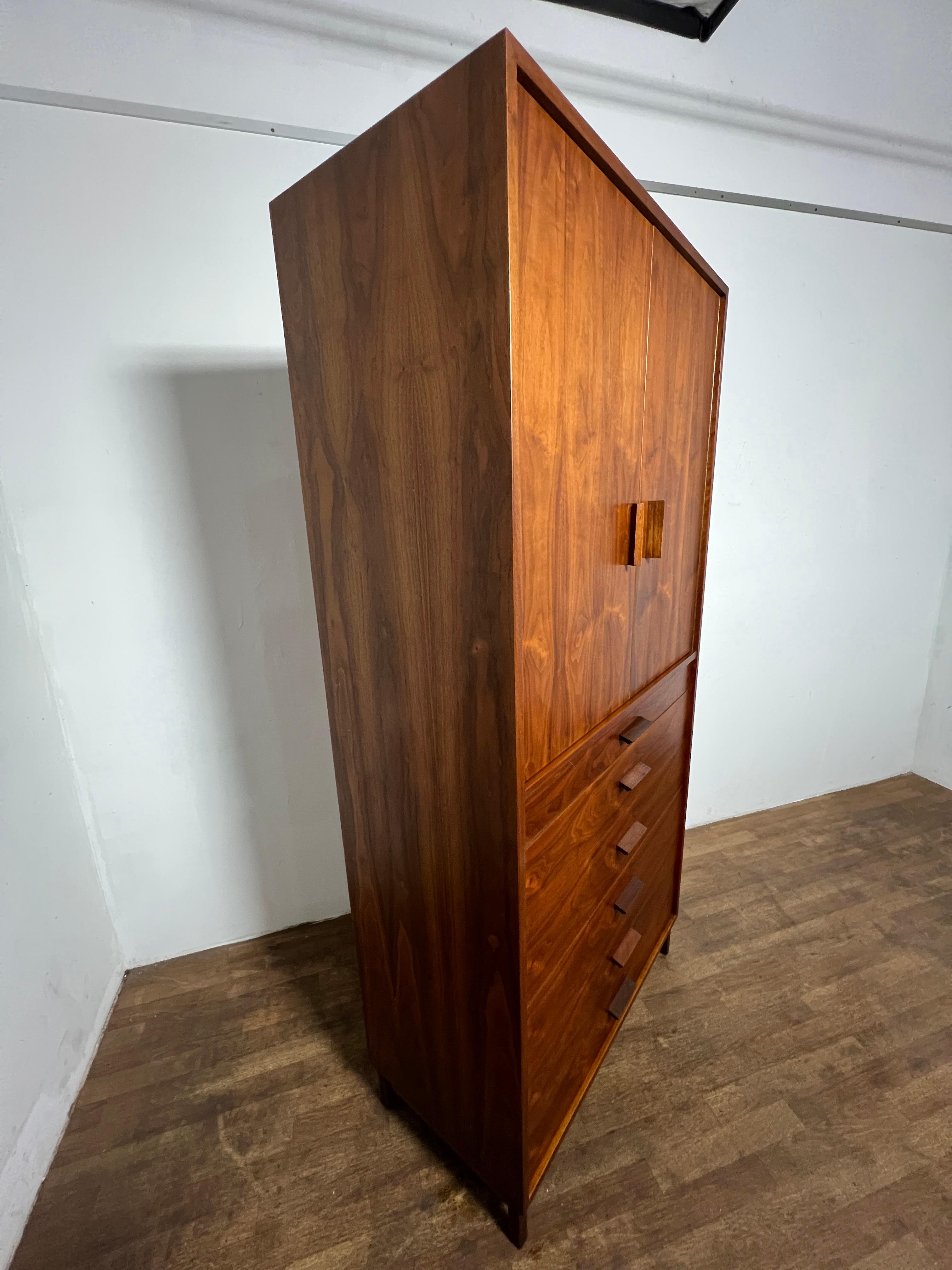 Richard Artschwager High Boy Nussbaum Kommode CIRCA 1950er Jahre im Angebot 3