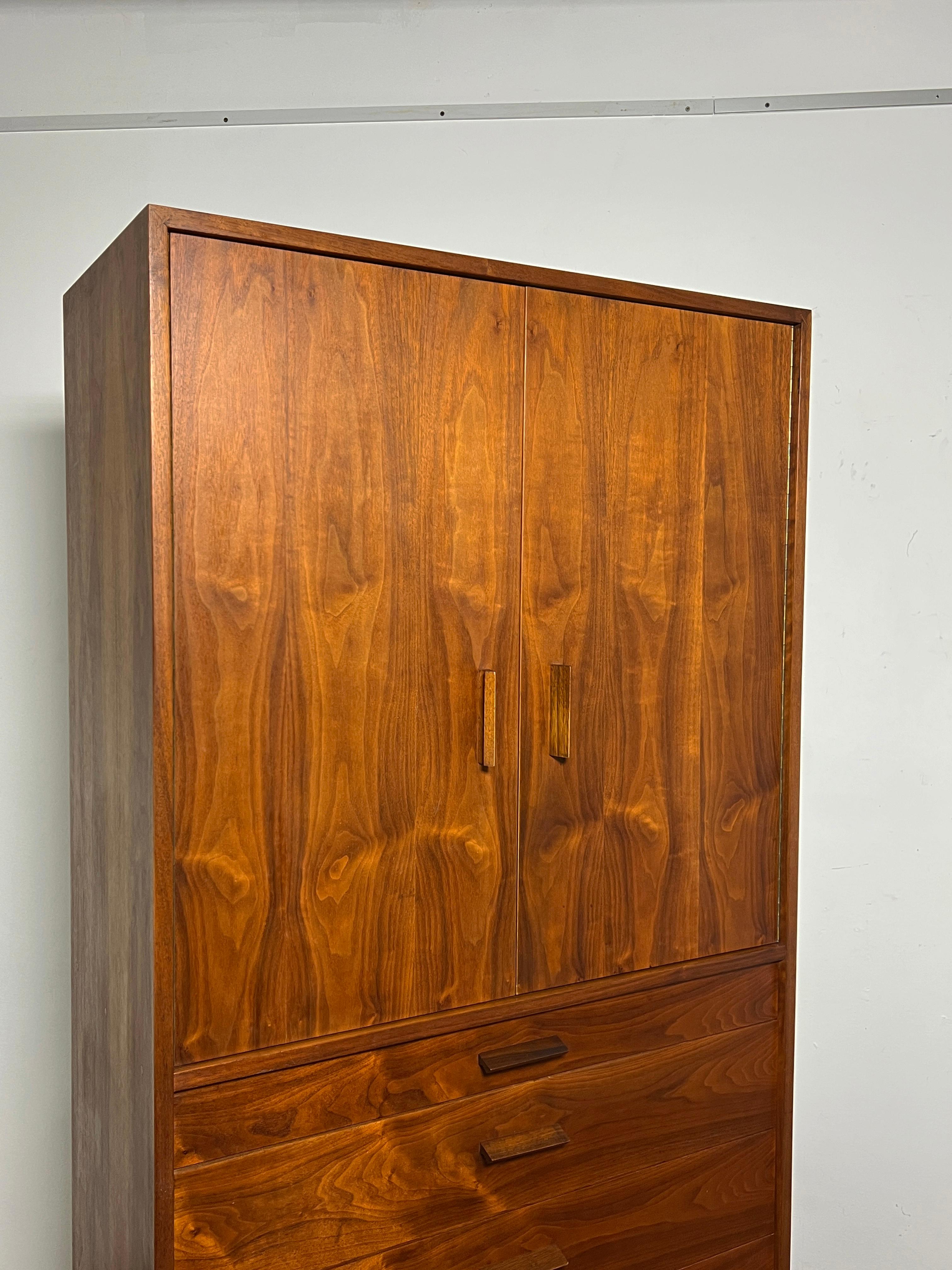 Hohe Kommode aus massivem Nussbaumholz aus der Mitte des Jahrhunderts, ca. 1950, von dem Künstler und Möbelhersteller Richard Artschwager. Er verfügt über sechs Schubladen und ein Innenregal mit raffiniert ausziehbaren 