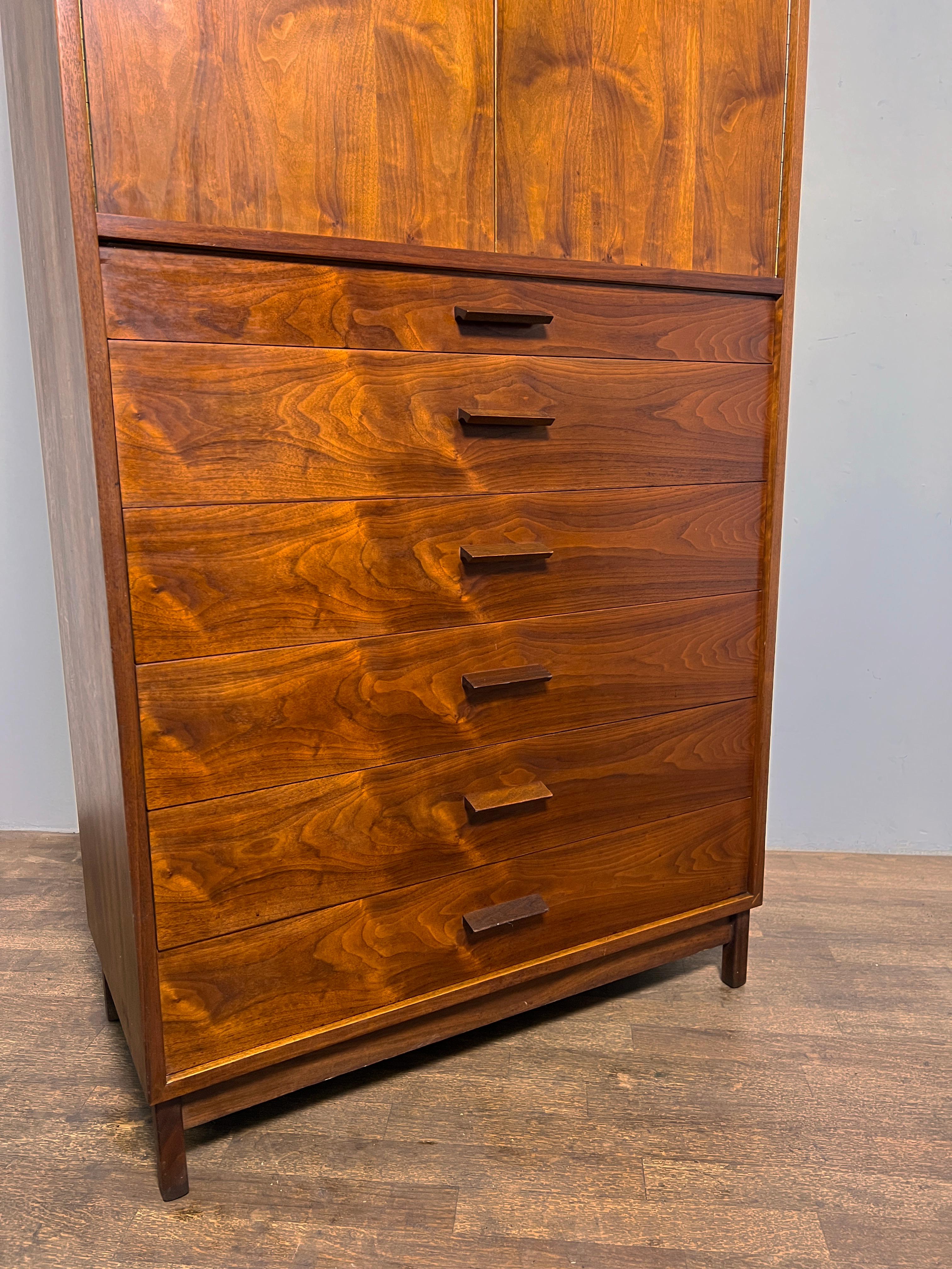 Richard Artschwager High Boy Nussbaum Kommode CIRCA 1950er Jahre (Moderne der Mitte des Jahrhunderts) im Angebot